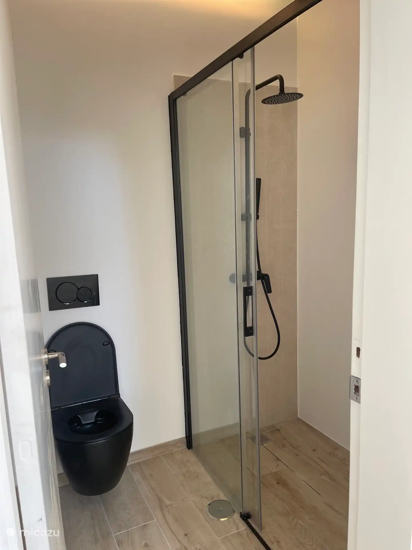Douche en toilet te bereiken vanuit de slaapkamer
