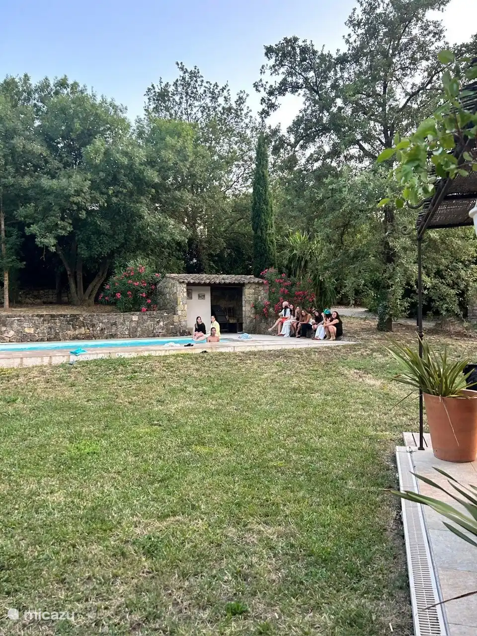 Espacio entre la piscina y la terraza