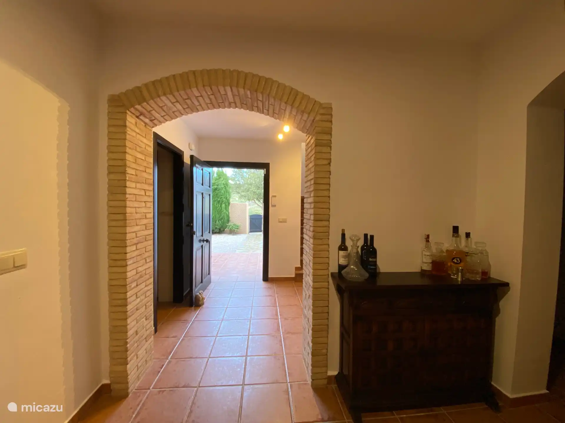 Vanaf de woonkamer naar de hal