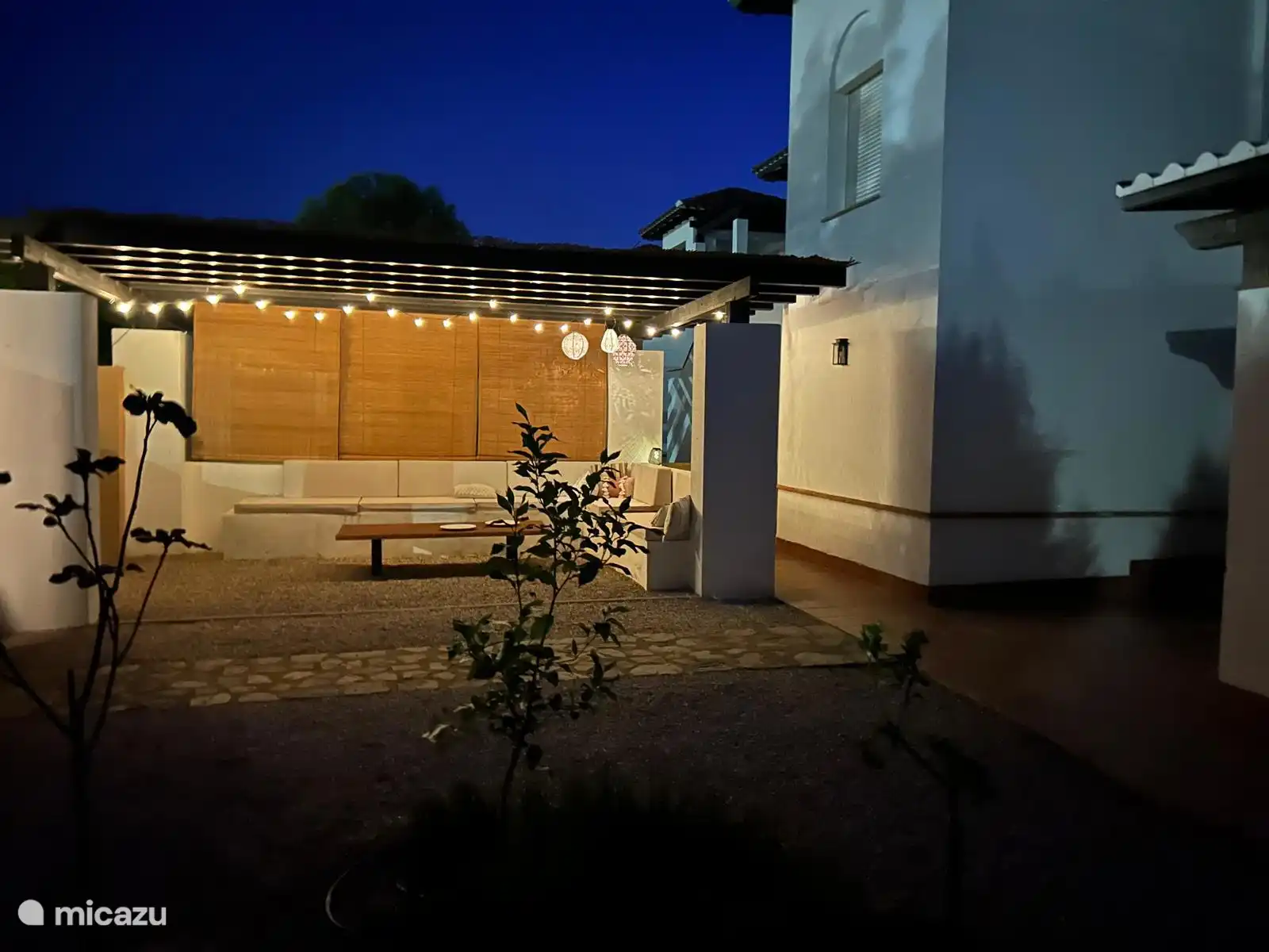 Voorkant van de villa in de avond