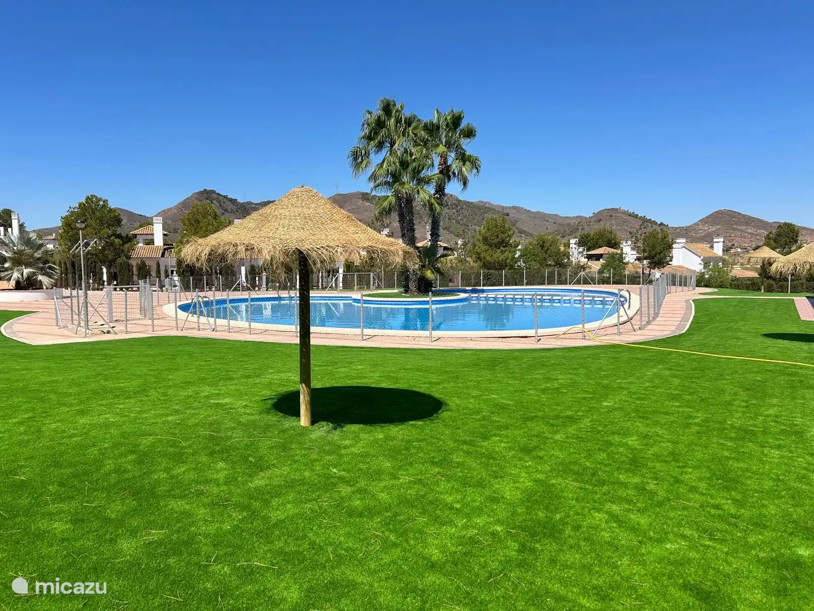 Gezamenlijke zwembad met toilet en douches