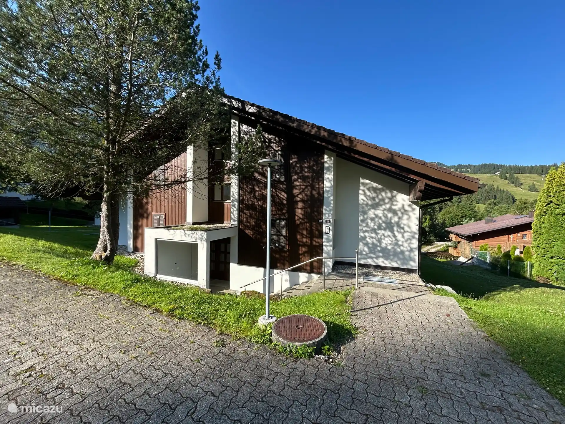 Aquí está la entrada a la casa. Desafortunadamente, debido a las escaleras y a la ausencia de ascensor, el apartamento no es adecuado para personas con discapacidad.