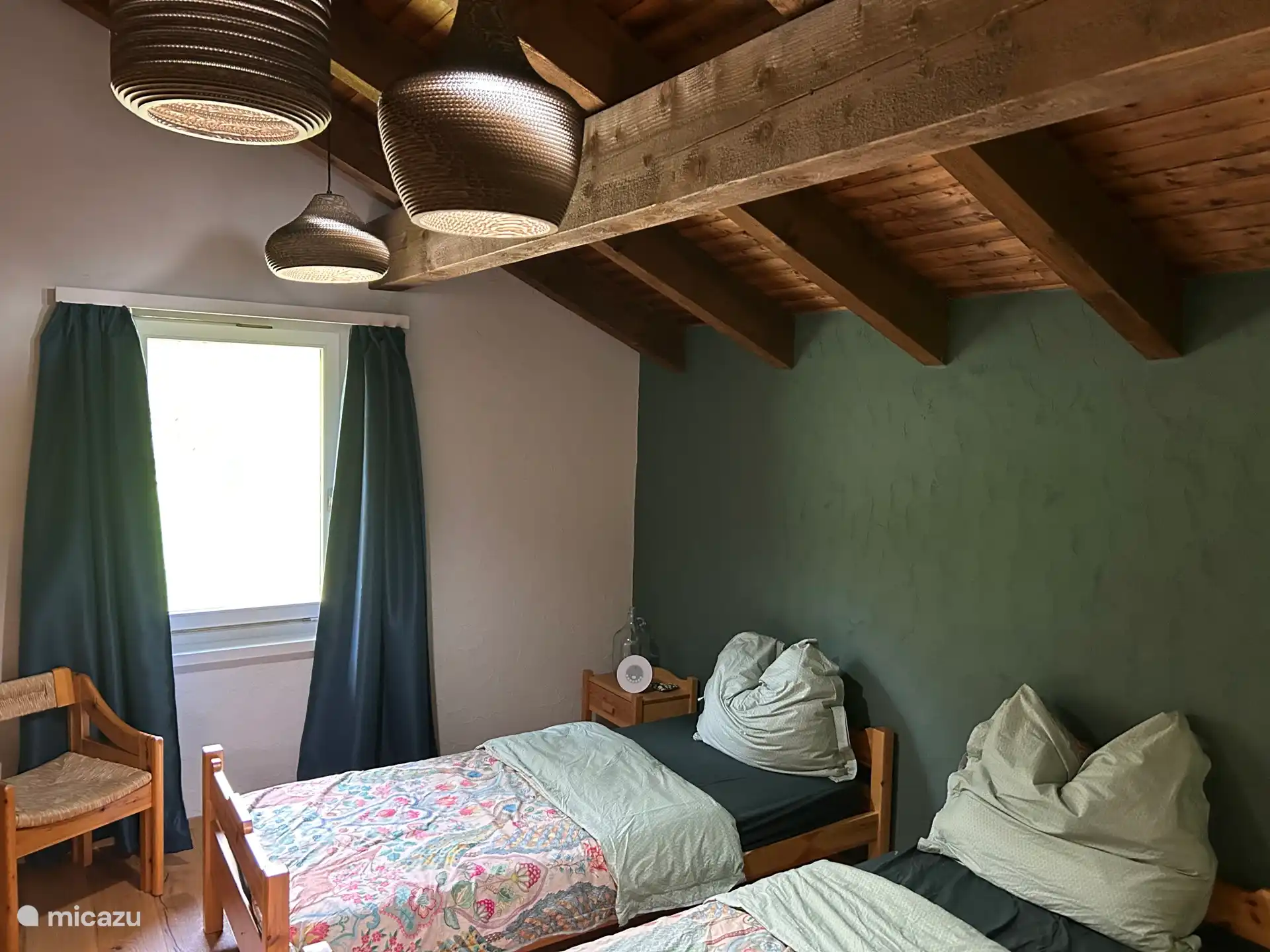 Dormitorio muy espacioso con 2 camas que también puede convertirse en cama doble si se desea. Aquí también hay espacio para una camilla. También hay un armario espacioso (no visible)