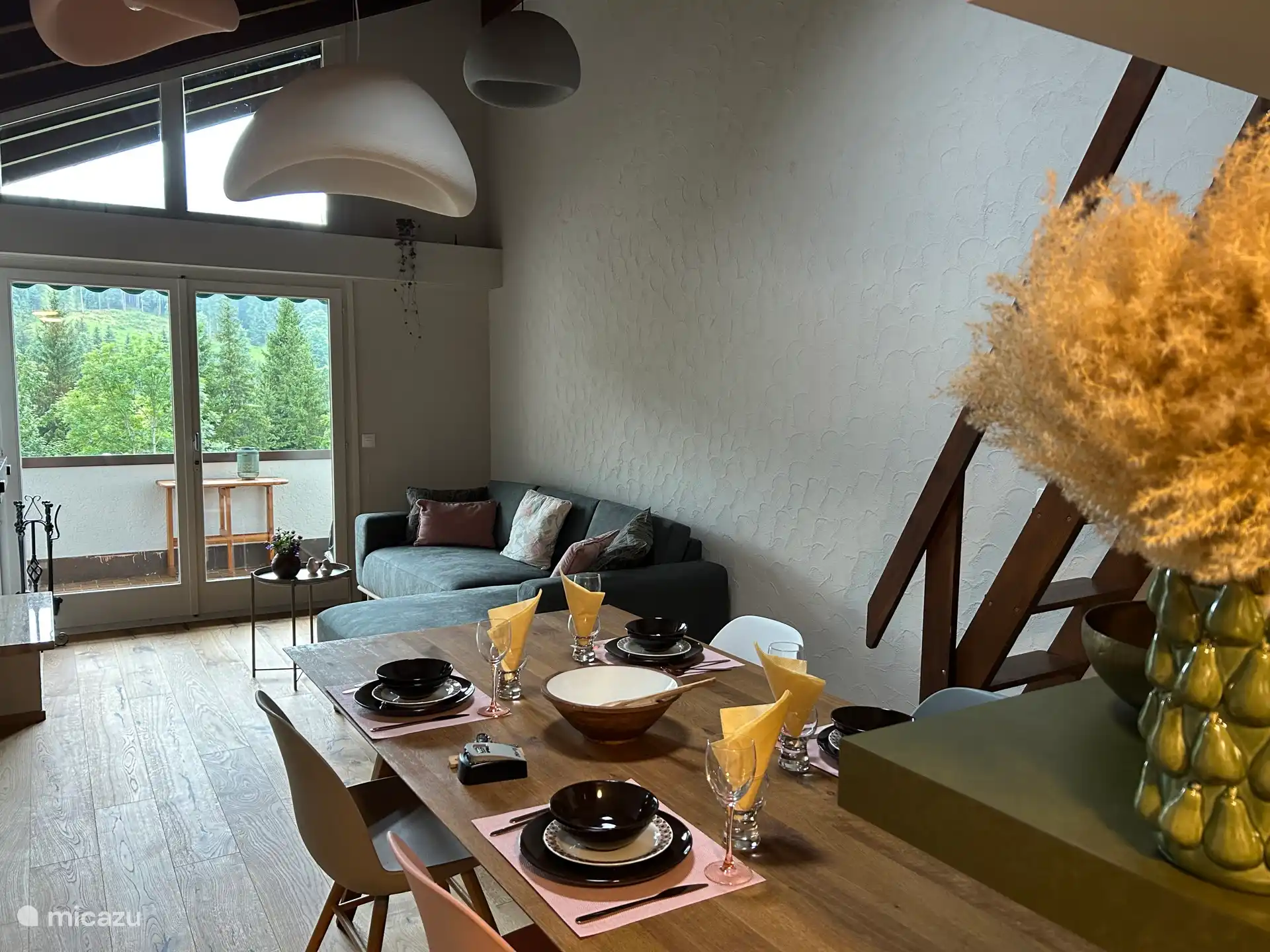 Visto desde el pasillo. Aquí puedes ver el amplio salón con un sofá precioso, incluyendo Una chaissé longue.