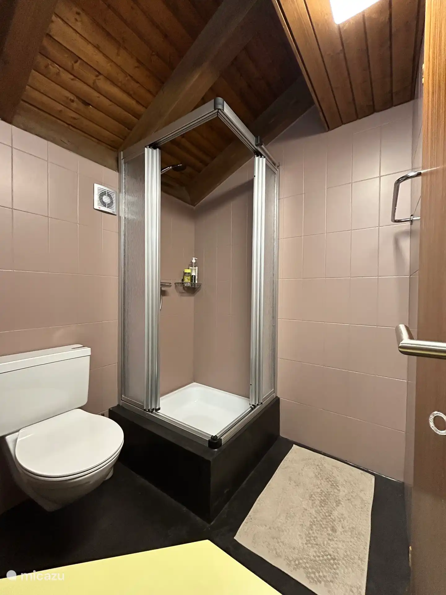 El baño/WC práctico tiene una ducha potente y agradable. Hay muchas oportunidades para colgar toallas y ropa.