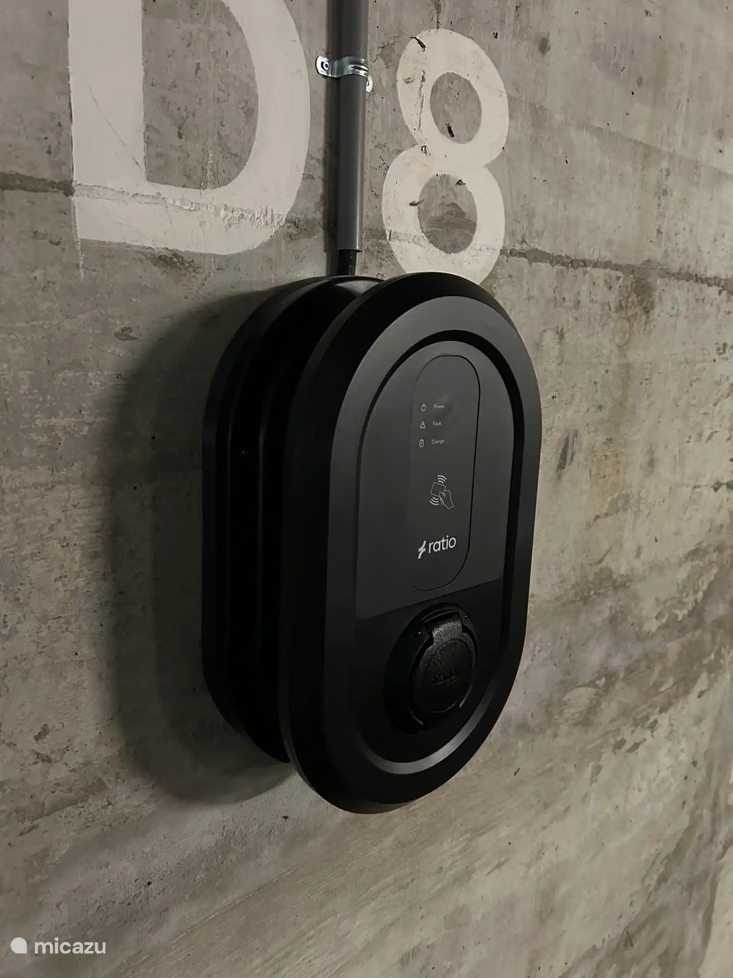 Auf dem Parkplatz der Wohnung befindet sich eine Ladestation für Elektroautos.