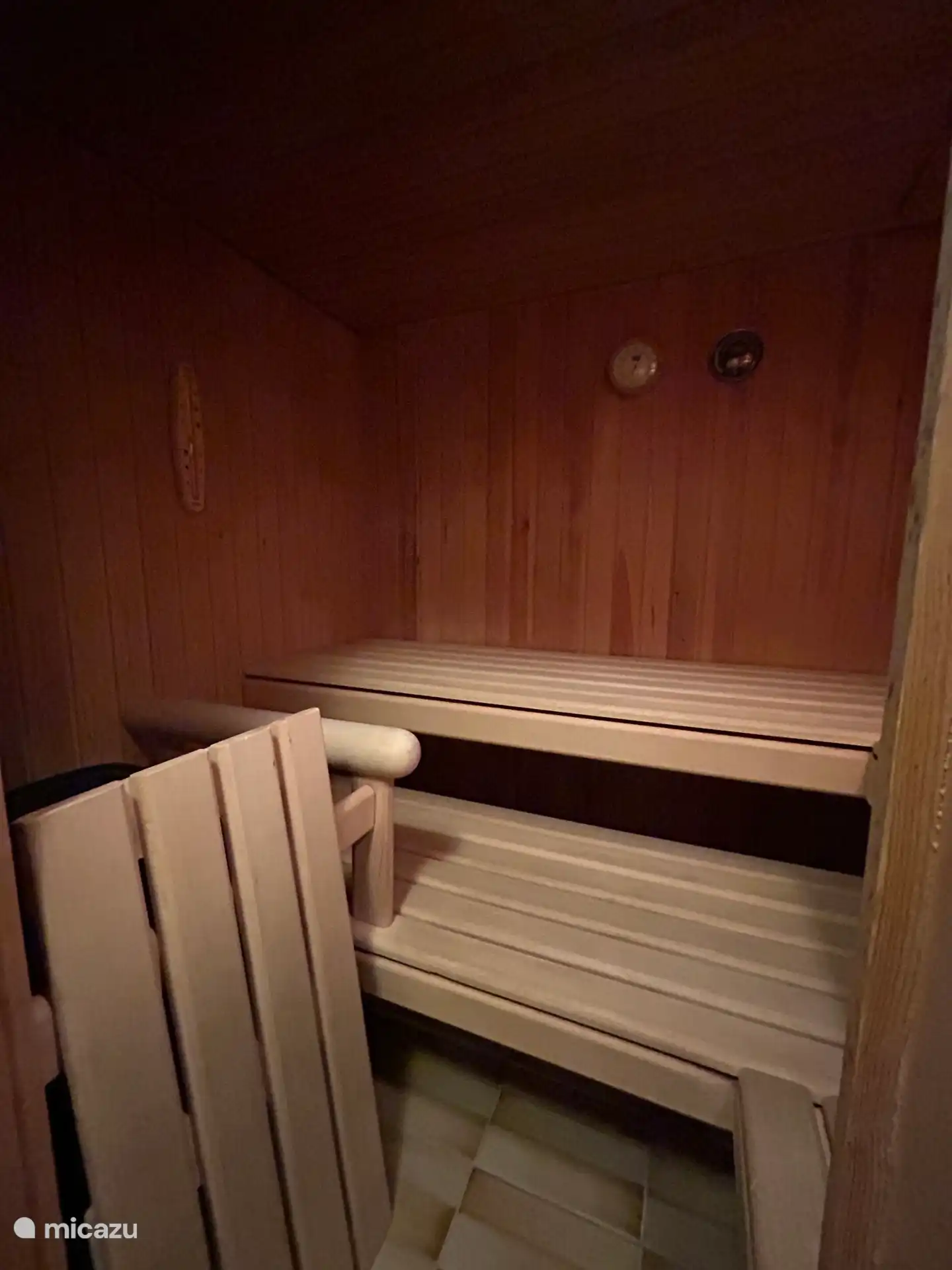 La sauna se encuentra en el sótano del edificio. Esto está disponible por una tarifa (máquina de monedas).