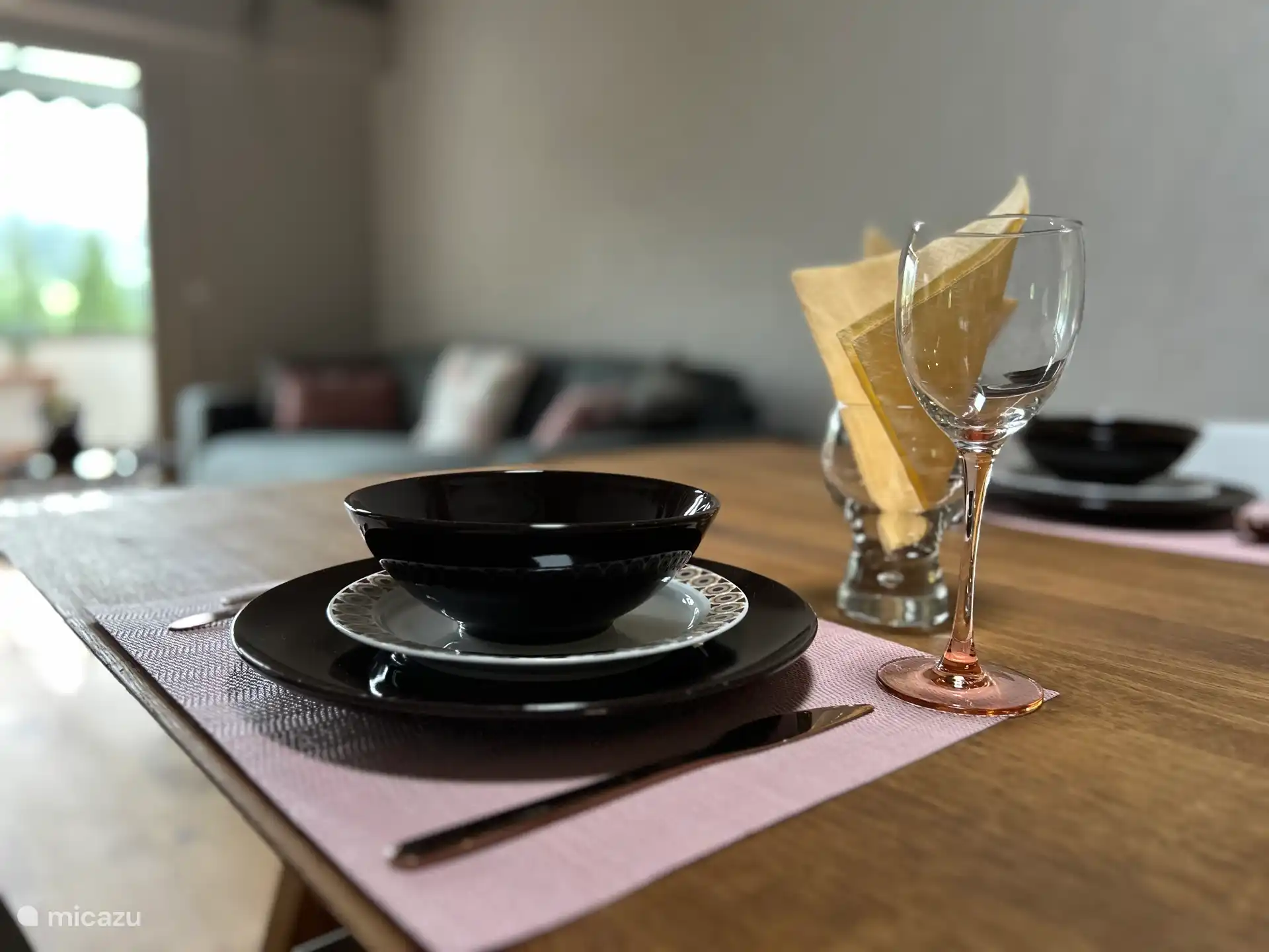 ¡Hay mucha vajilla disponible para crear una mesa acogedora!