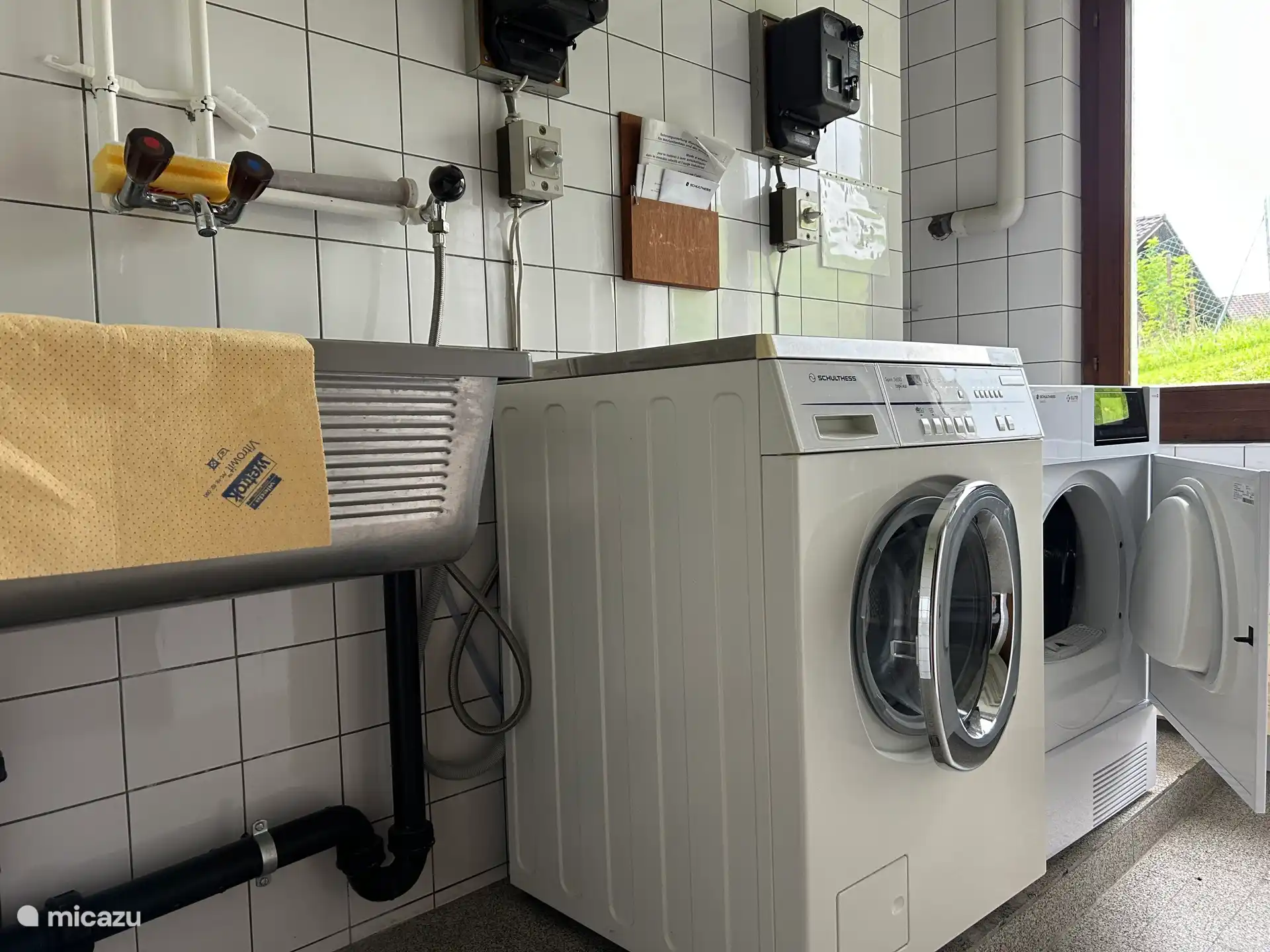 En el sótano del edificio hay una lavandería con lavadora y secadora. Estos son comunes y funcionan con una máquina de monedas.