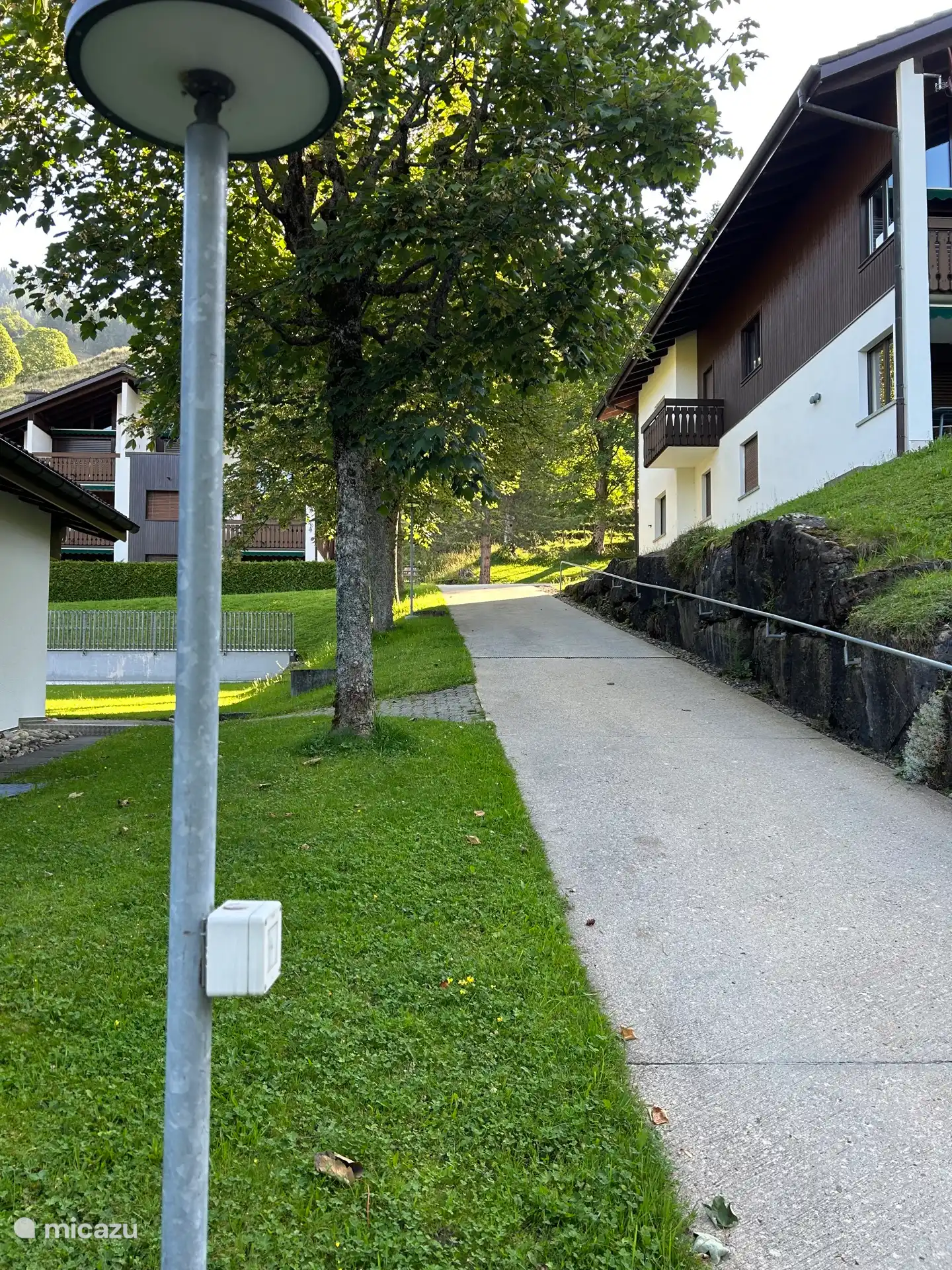 Por la noche en el lugar es bastante oscuro. Usa los interruptores para encender la iluminación del área.