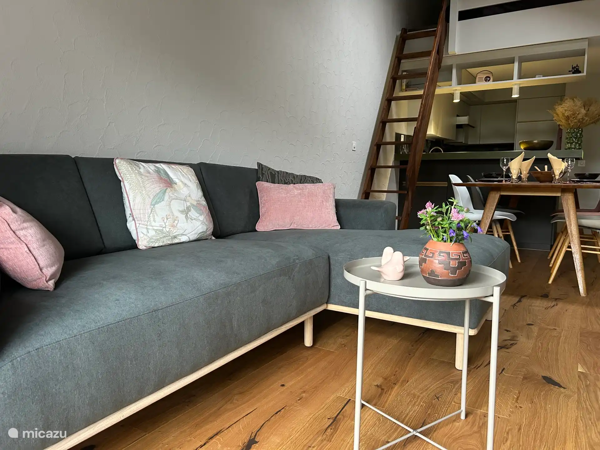 En este sofá, relajarse es lo habitual.