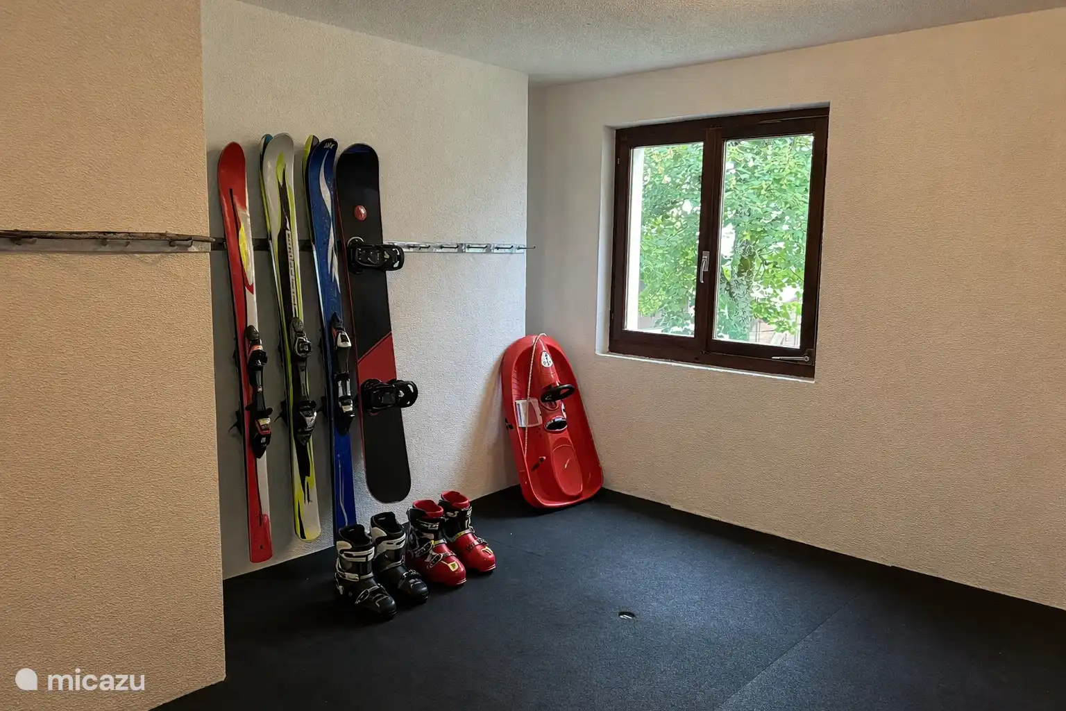 En la casa F está la sala de esquí. La habitación está climatizada y cerrada. Durante tu estancia, tienes acceso a esta habitación con la llave de la casa.