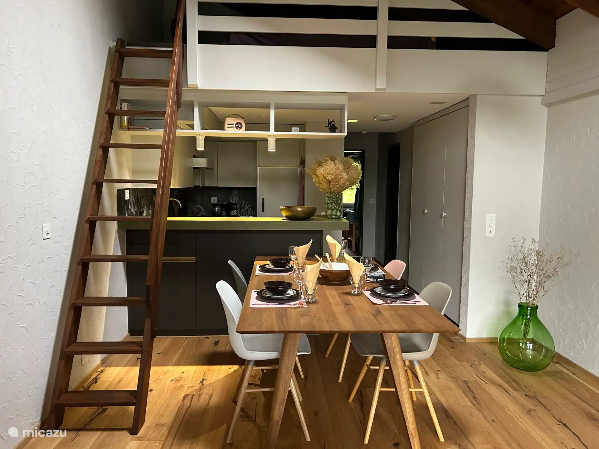 Mesa del comedor, cocina y pasillo.