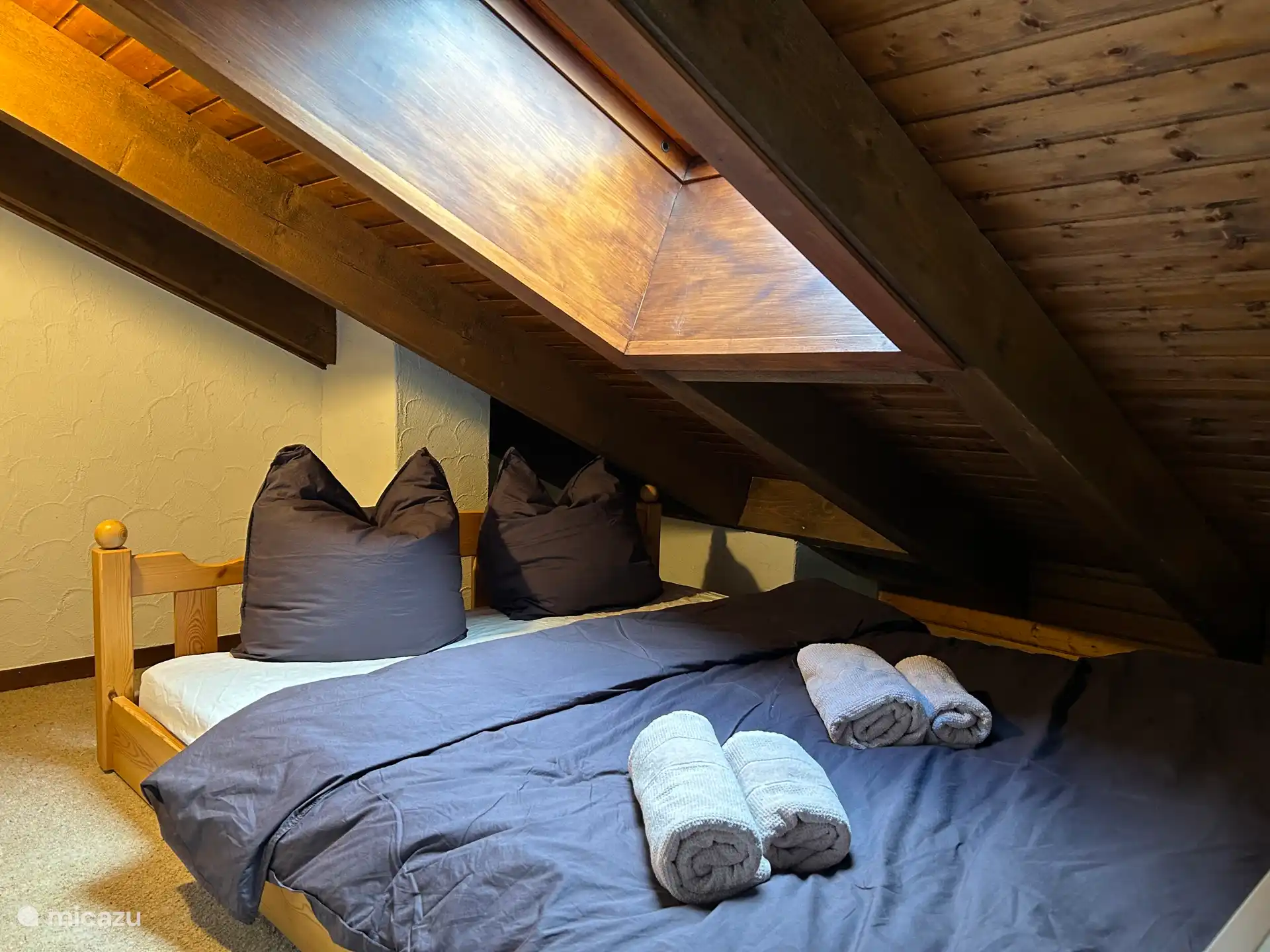 Hay una cama matrimonial en la galería. El tragaluz se puede abrir y tiene una cortina opaca. ¡Debido a que el techo bajo y las escaleras no son aptos para niños y personas con discapacidad!