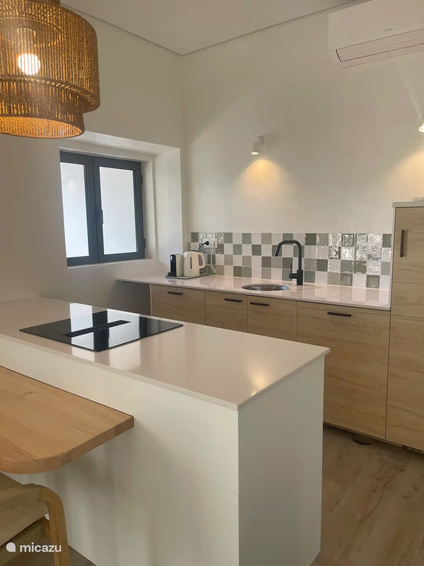 Beaucoup d’attention a été portée à la cuisine, aux placards en bois, au plan de travail en pierre