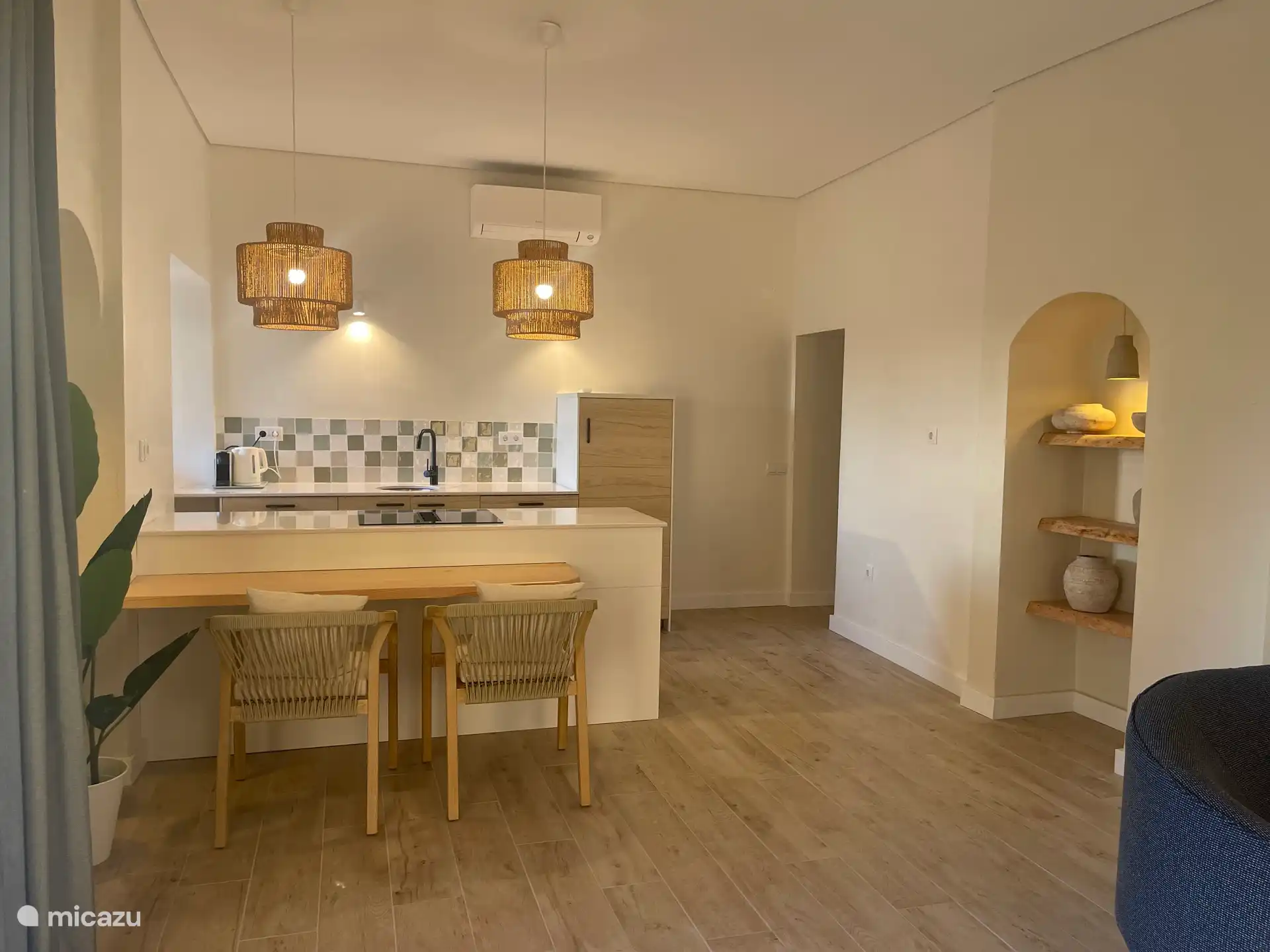 La cuisine avec bar petit-déjeuner