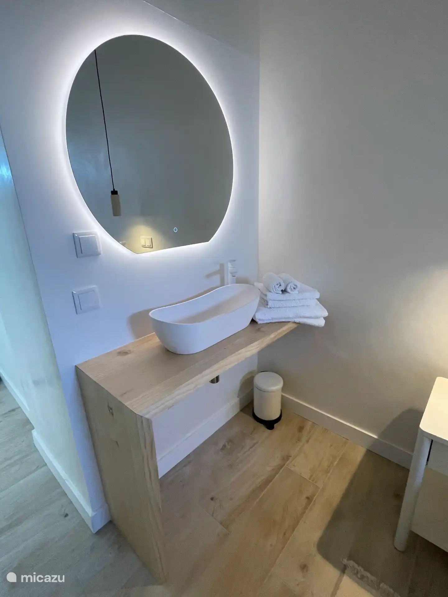 Lavabo avec un miroir élégant. Il existe différentes tailles de serviettes et deux grandes serviettes de bain. 