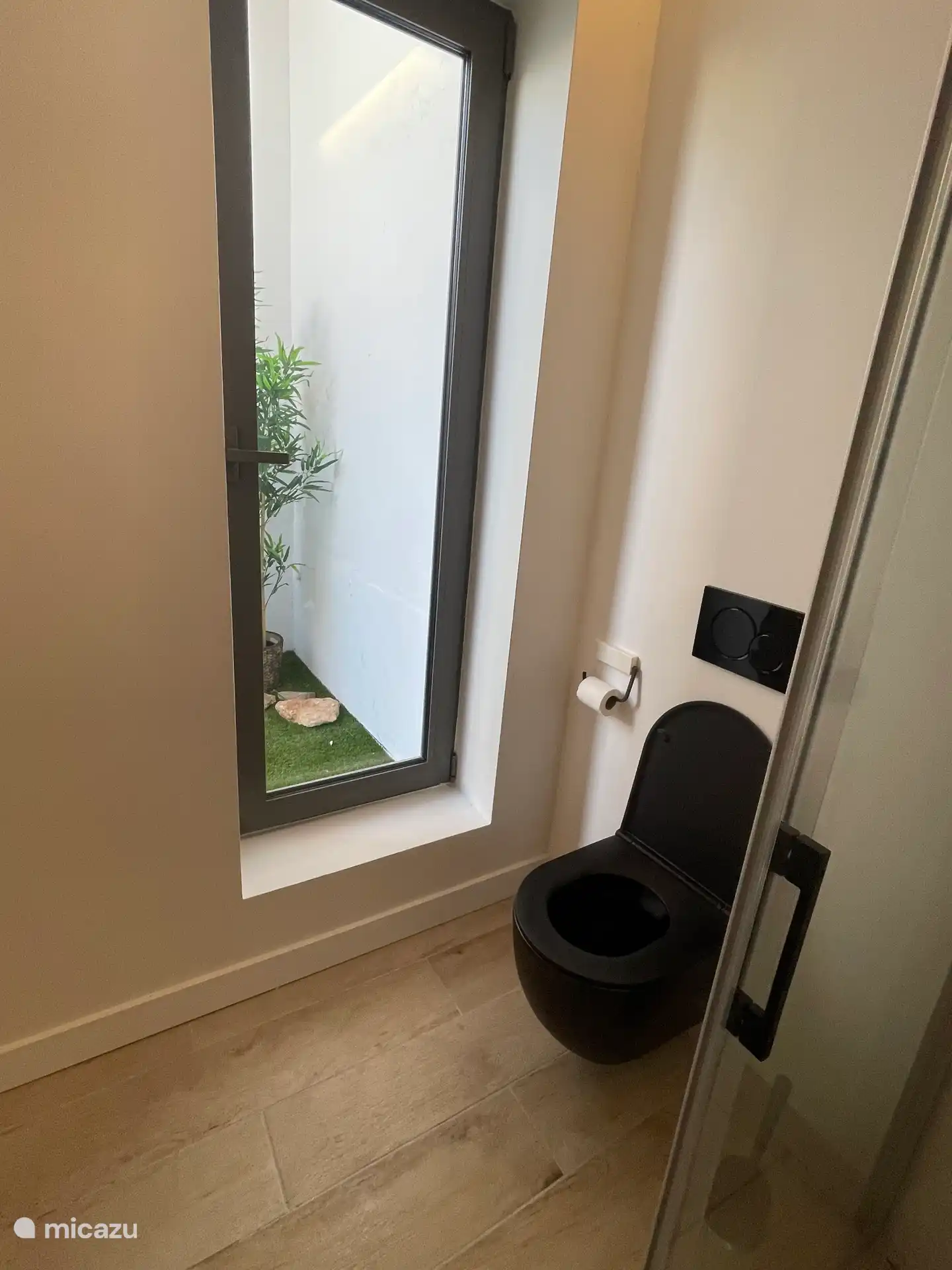 Petite vue sur une cour fermée. (pas négligé !)