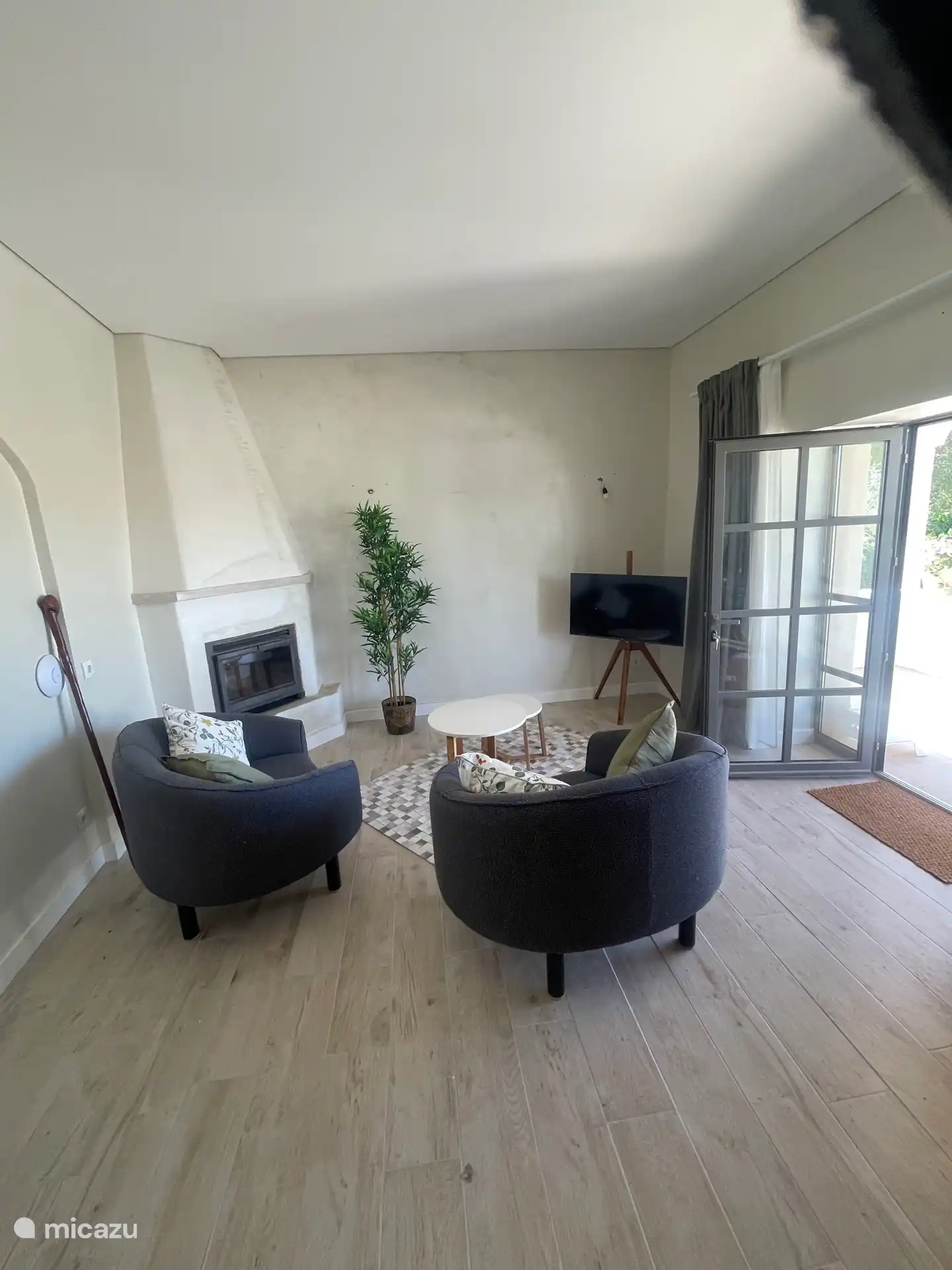 Salon lumineux et charmant, avec deux fauteuils confortables. 