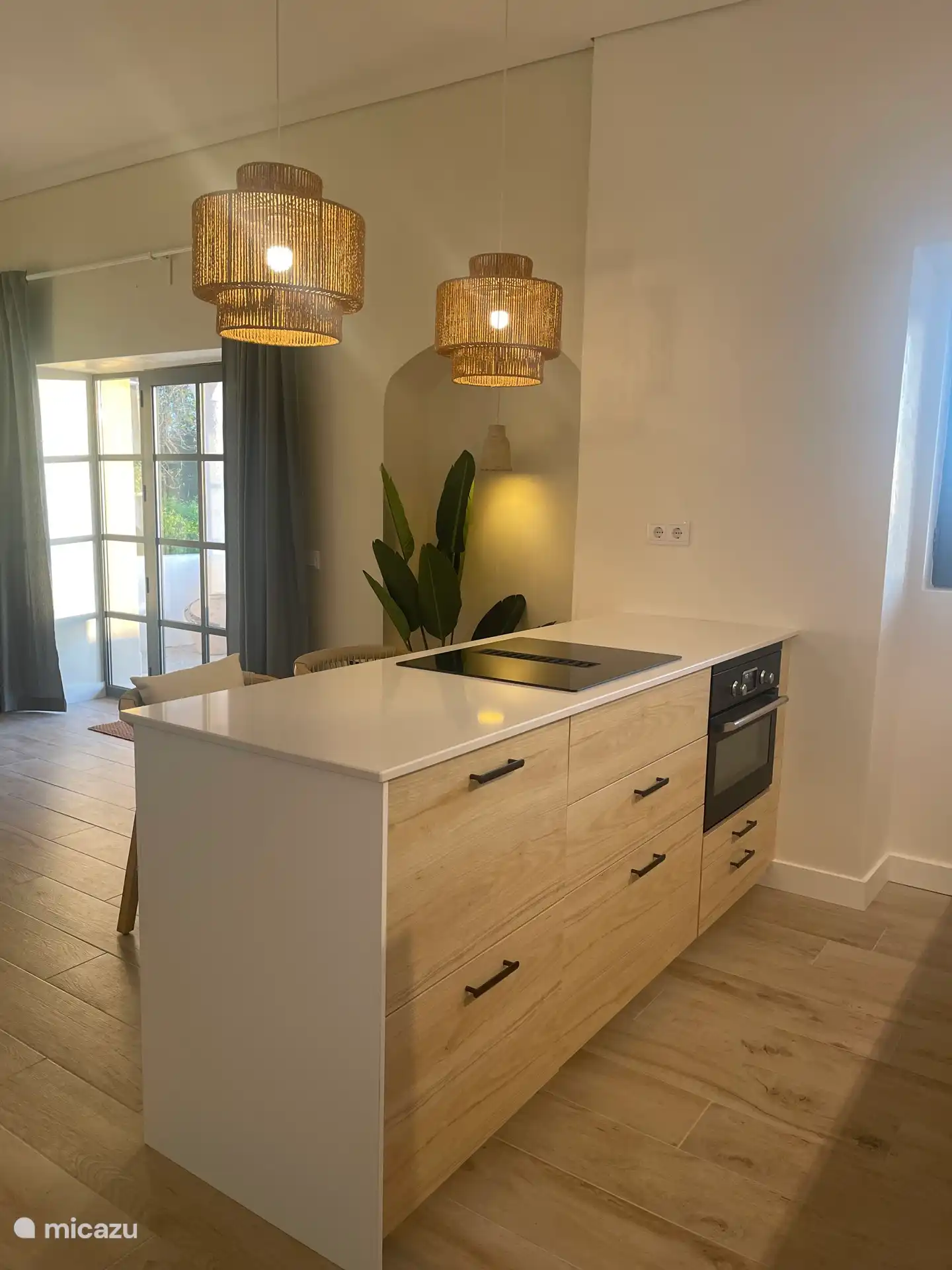 La cuisine est équipée d’une plaque à induction avec extracteur intégré et d’un four mixte-micro-ondes