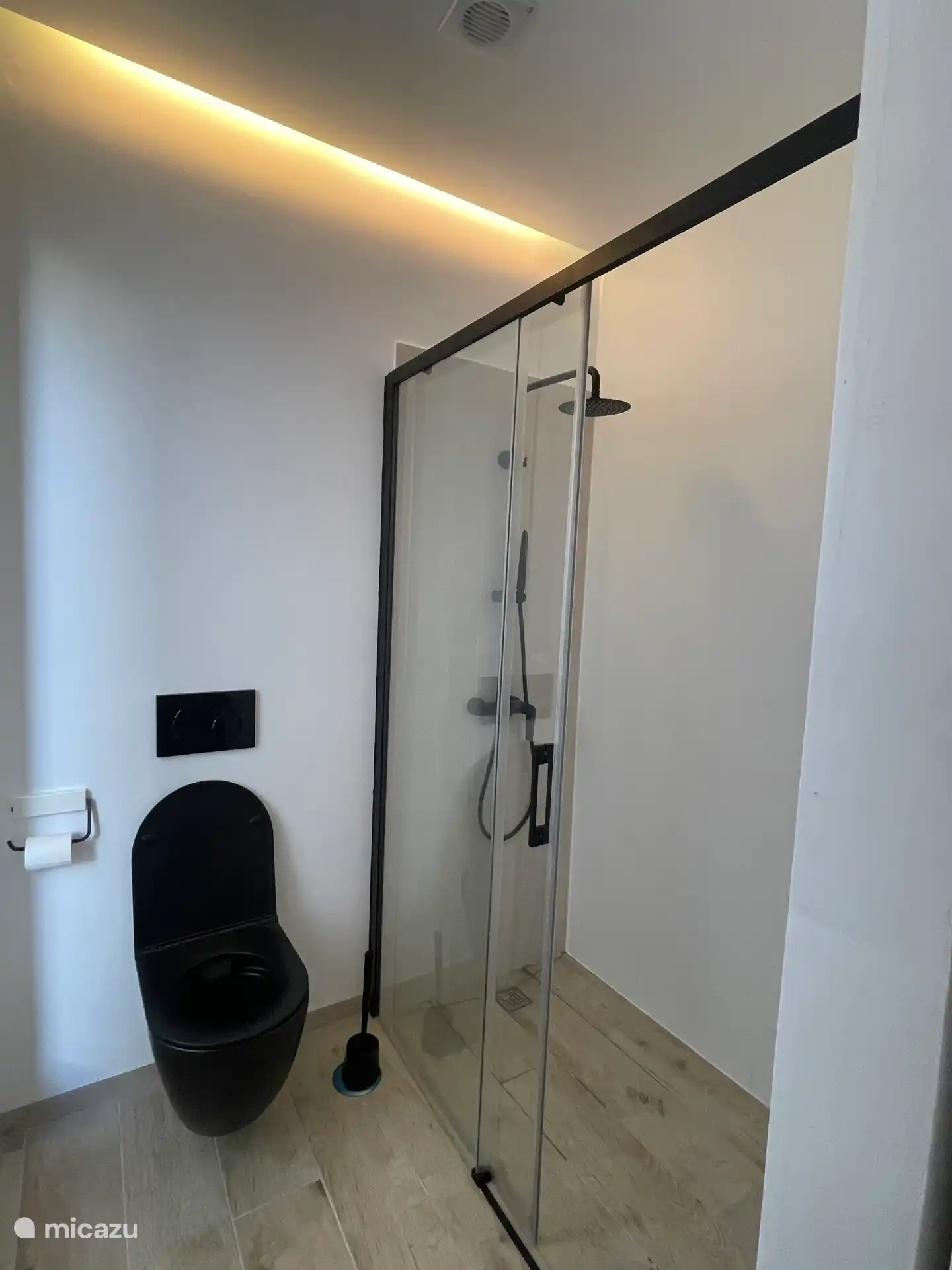 Depuis la chambre, on atteint la douche et les toilettes (qui peuvent être fermées avec une porte coulissante).