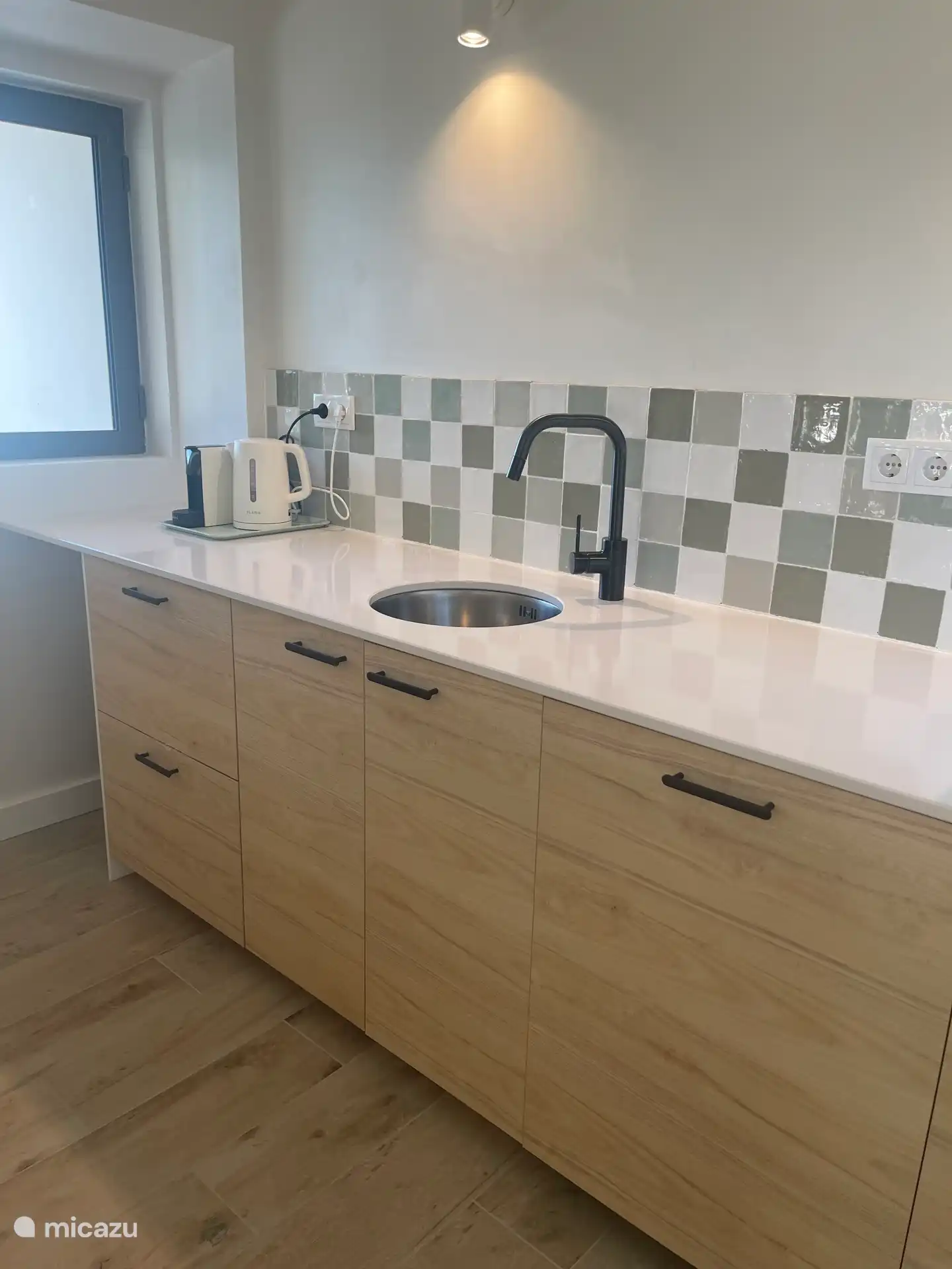 Équipé de lave-vaisselle, machine Nespresso, bouilloire, extracteur de presses, etc...