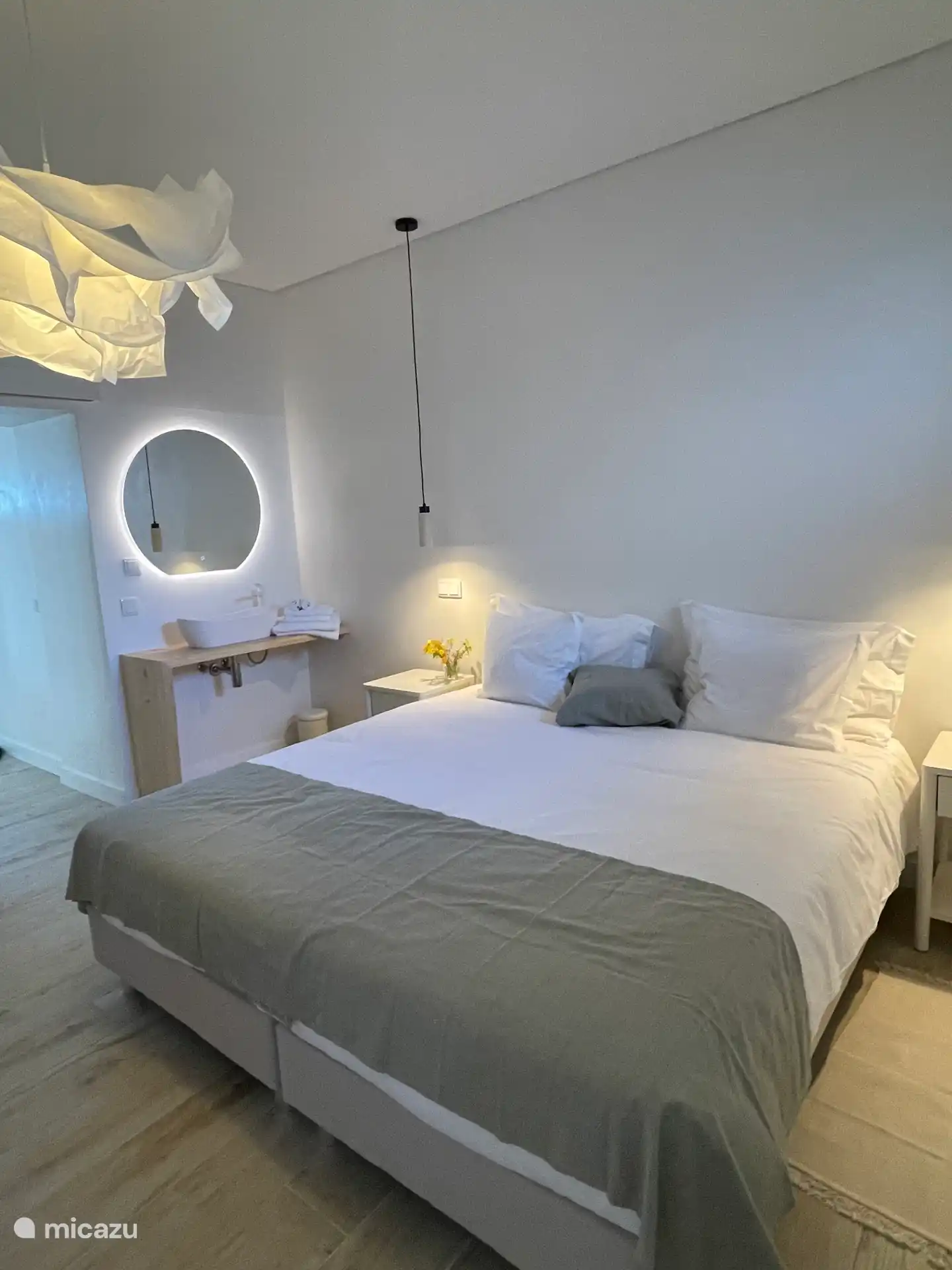 Un lit spacieux (180 x 200 cm) peut également être divisé en 2 lits de 90 x 200 cm.