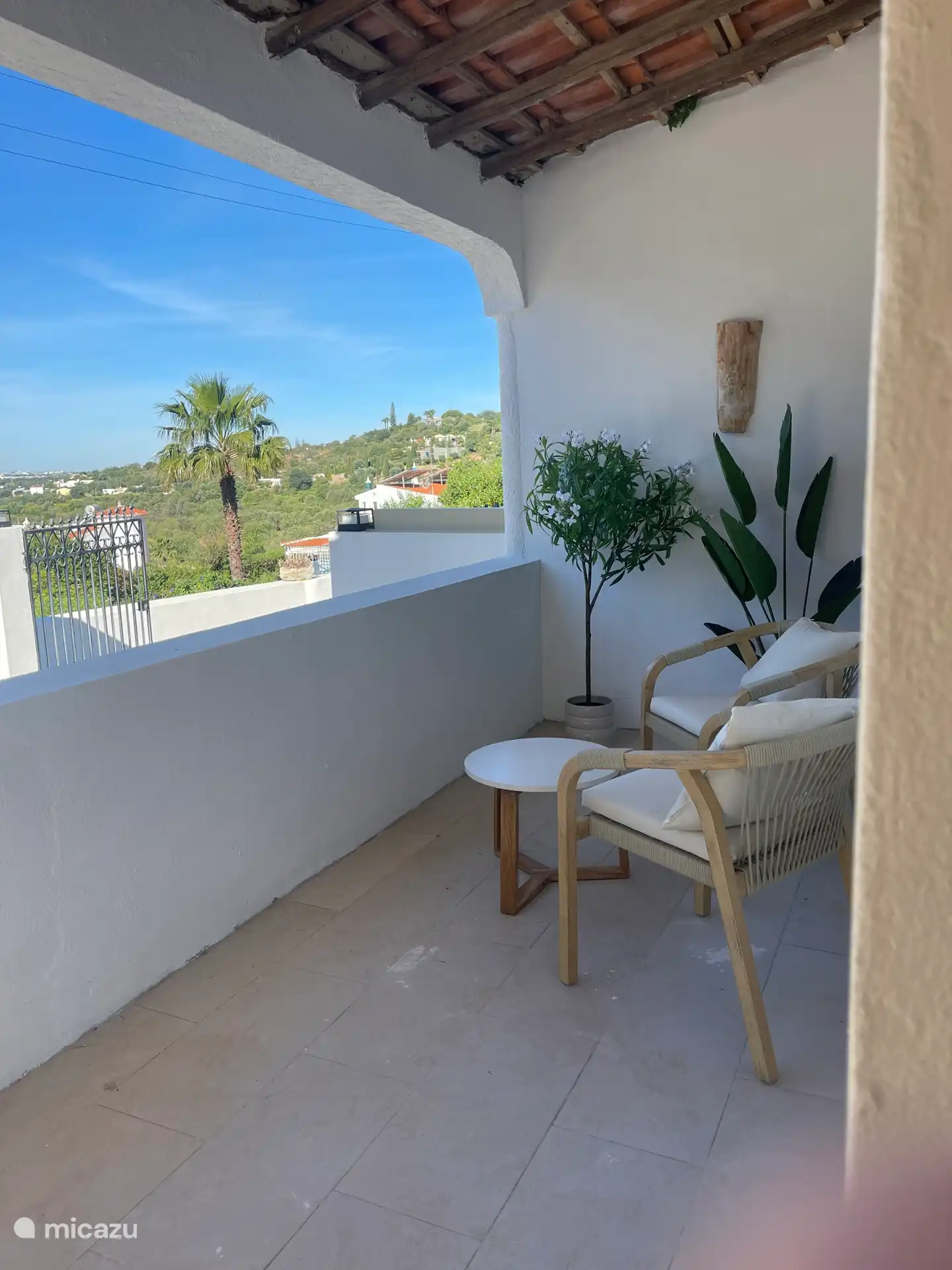 Depuis la véranda, on a une vue sur la vallée. L’oliveraie à côté de la maison et la rue romantique avec de vieux arbres. 