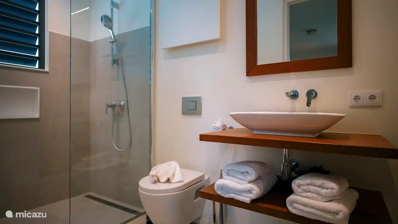 El baño del tercer dormitorio