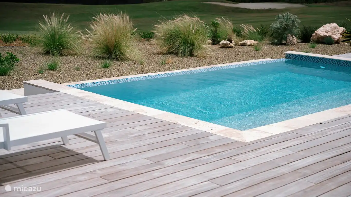 Piscina privada de 26 m2 con vistas al campo de golf y hacia el mar.