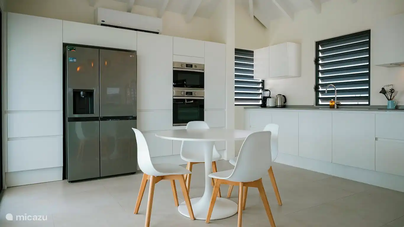 La cocina con una pequeña mesa de comedor