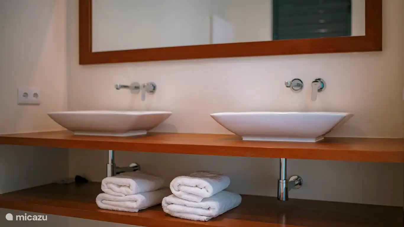 El baño del dormitorio principal