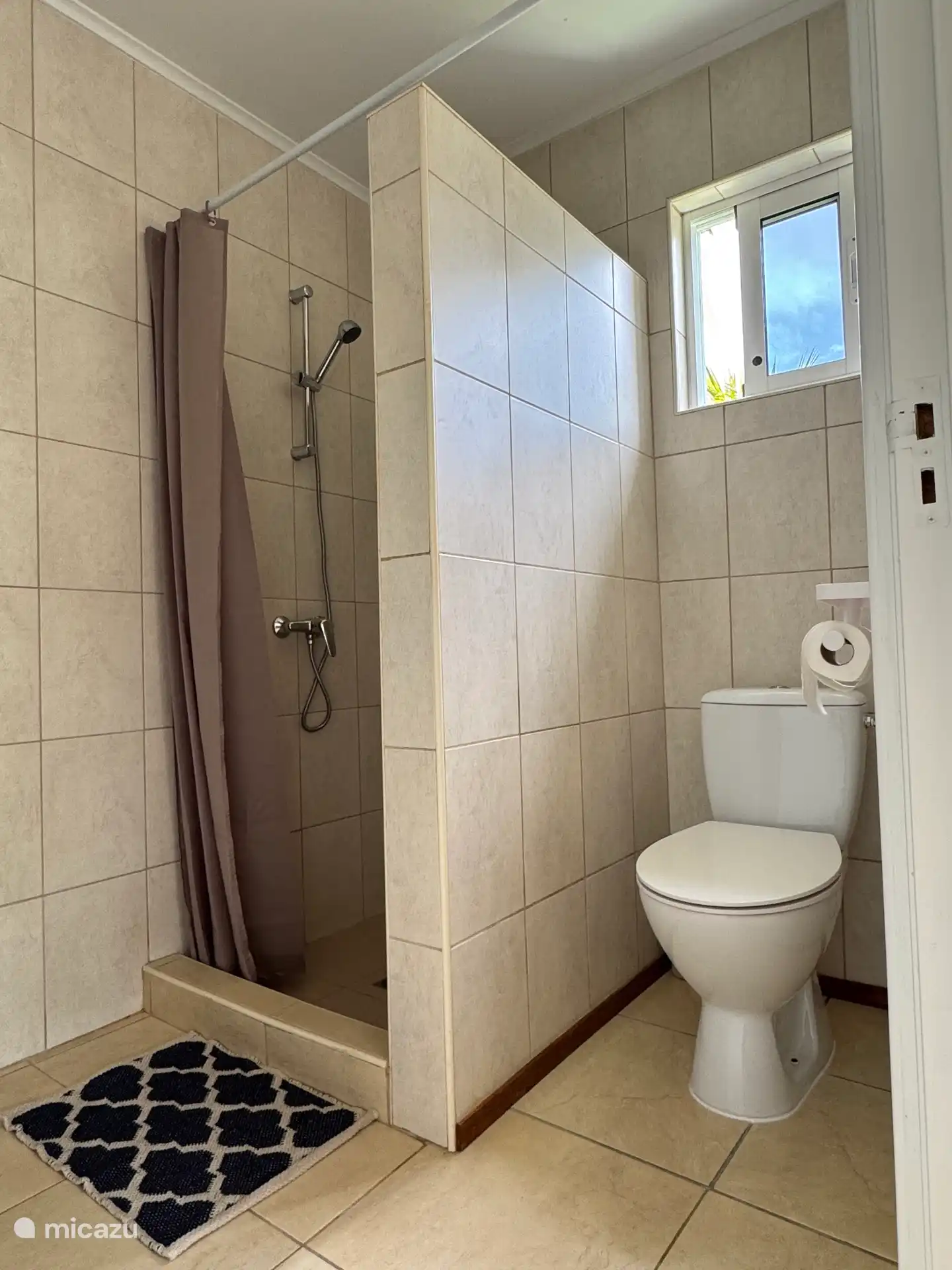 Verbindendes Badezimmer mit Schlafzimmer 1 