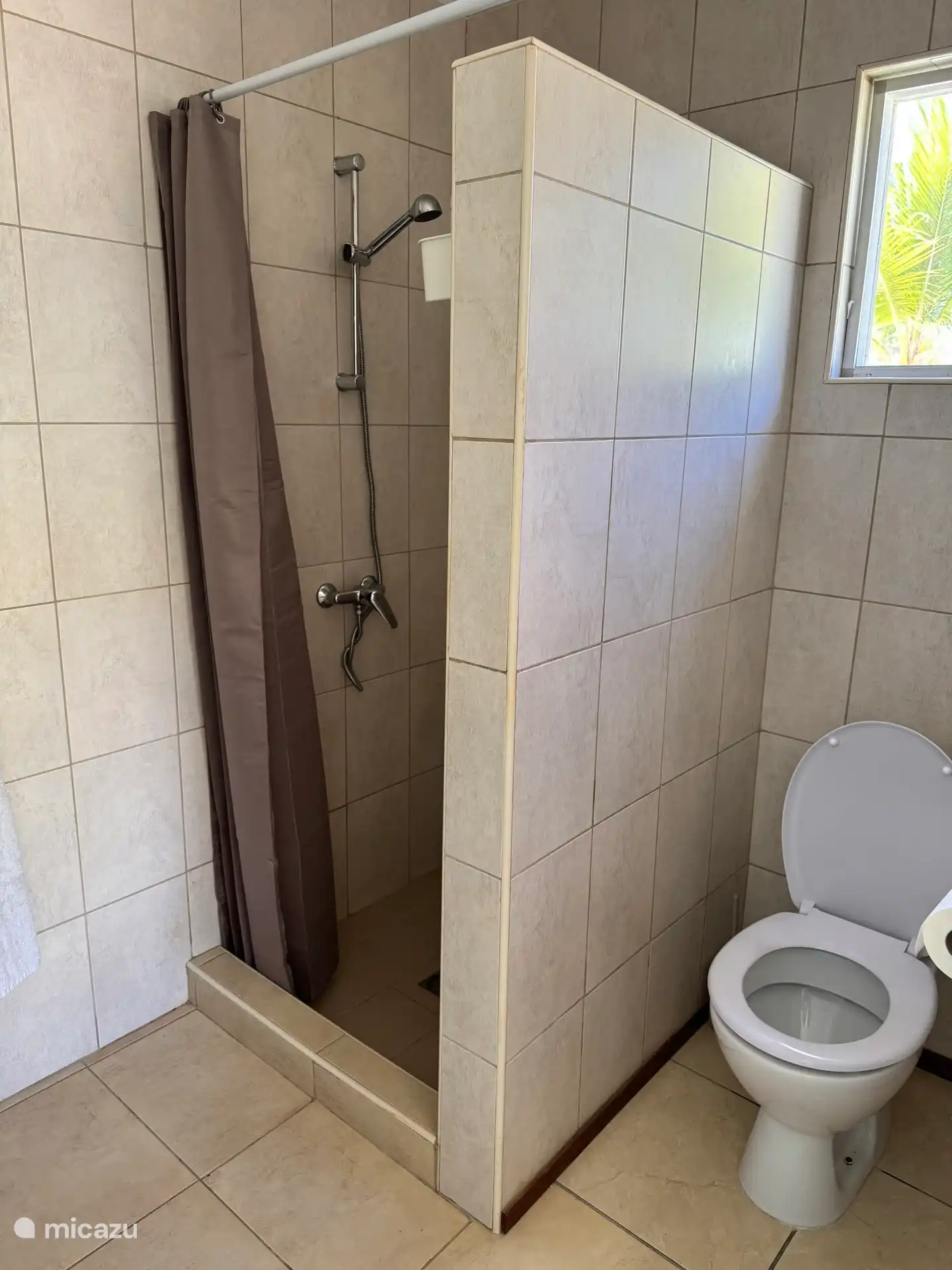 Badkamer met inloopdouche, wastafel & toilet