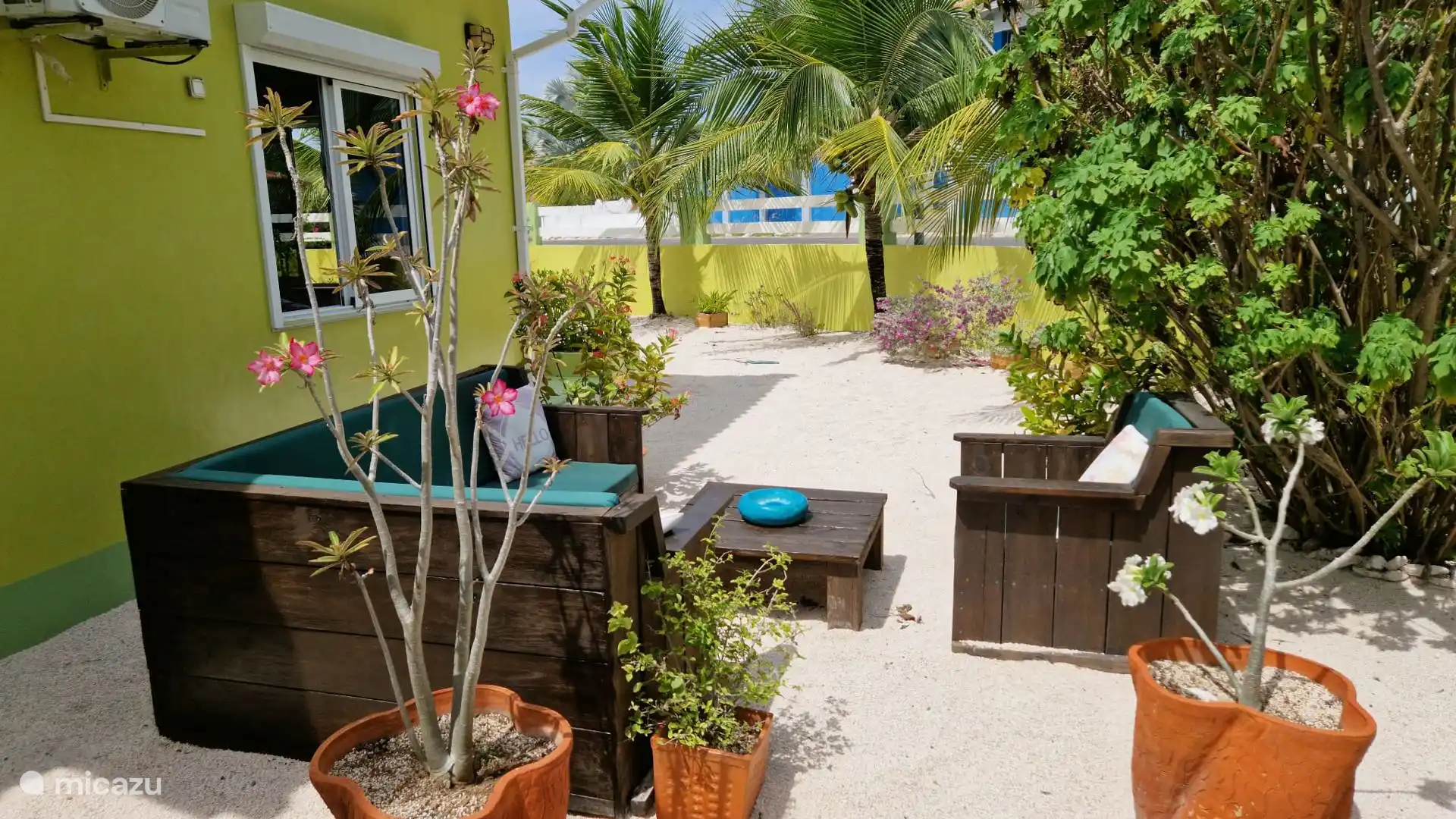 2e zithoek aan zijkant van het huis