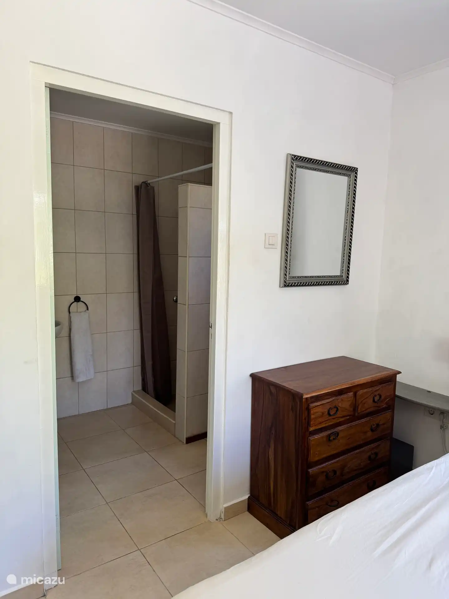 Slaapkamer 1 met aansluitende badkamer