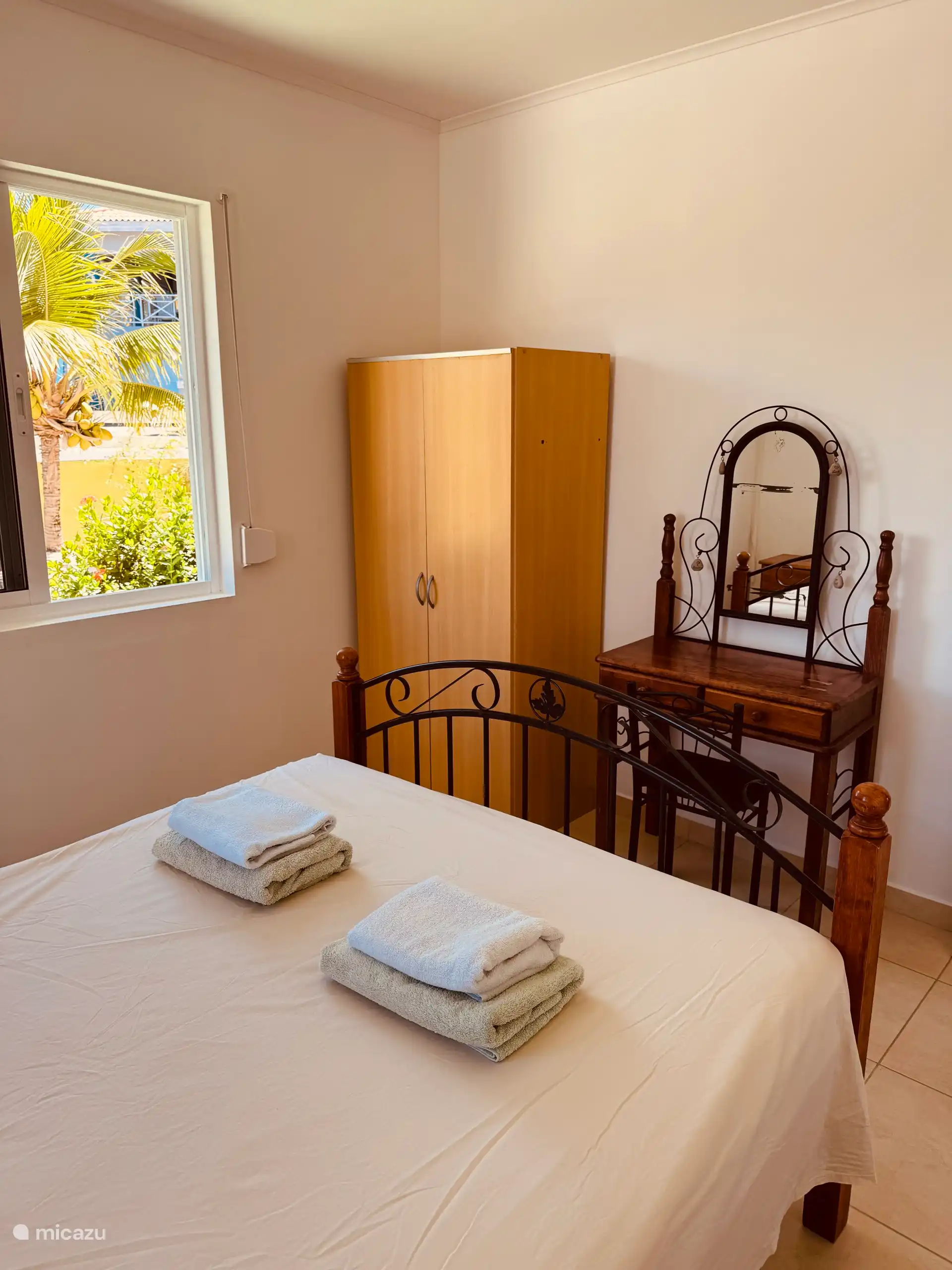 Slaapkamer 2 met kledingkast en kaptafeltje