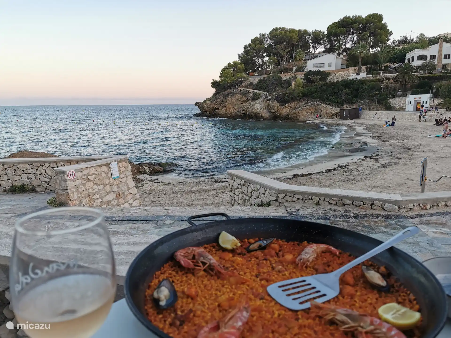 Mandala Beach Bar mit köstlicher Paella