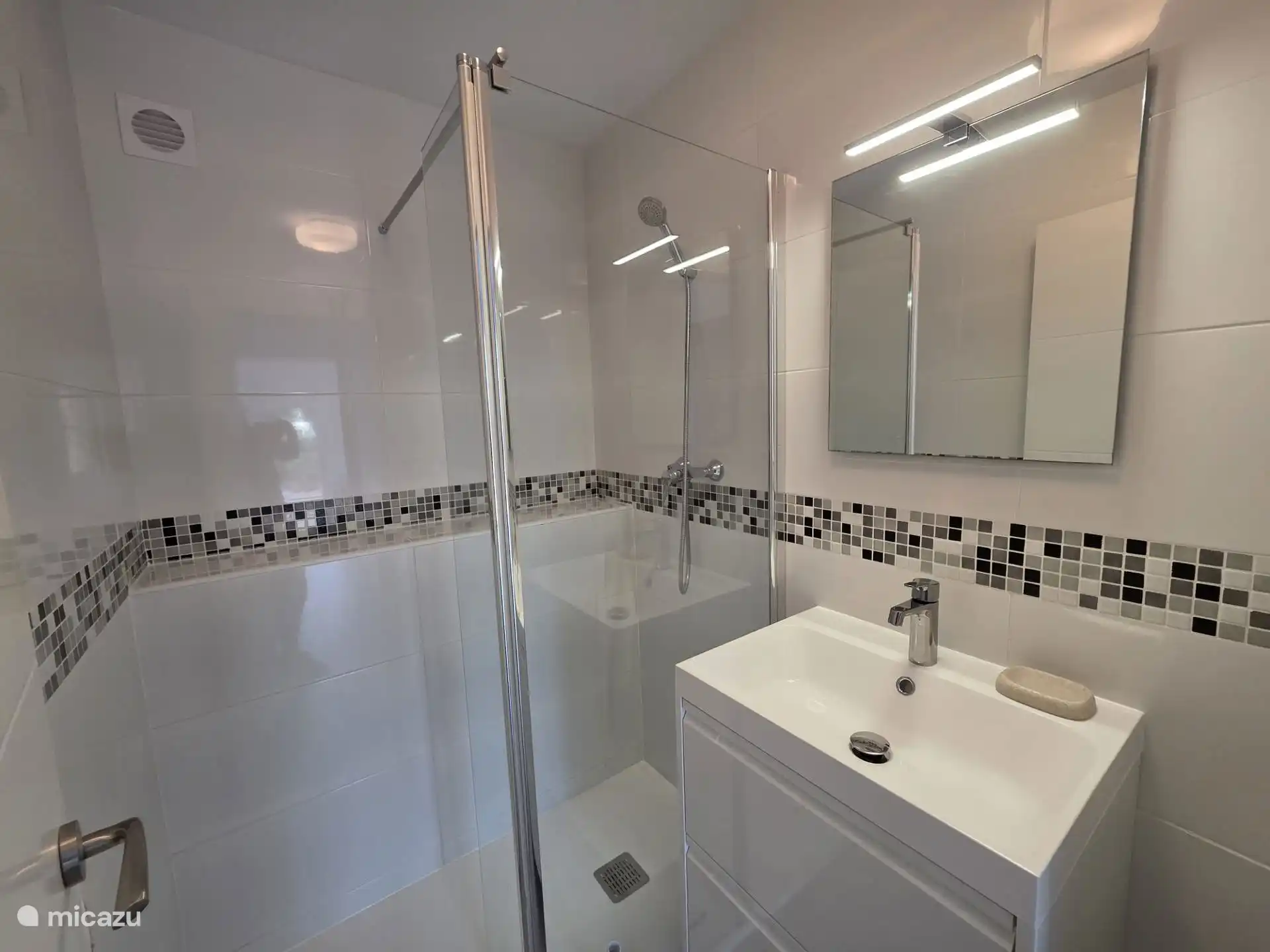 Badezimmer mit Dusche