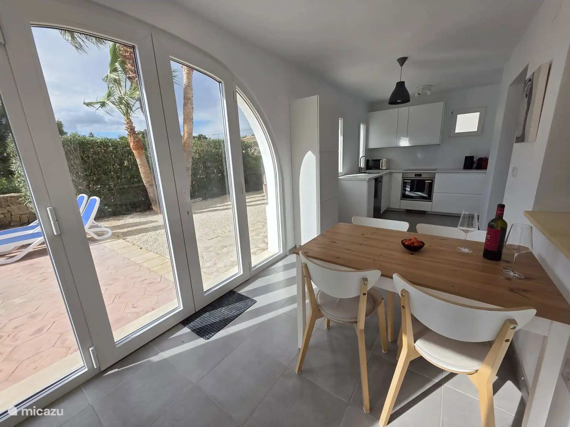 Küche und Essbereich mit direktem Zugang zum Pool. Beide Fenster können geöffnet werden und erzeugen so das echte Außengefühl