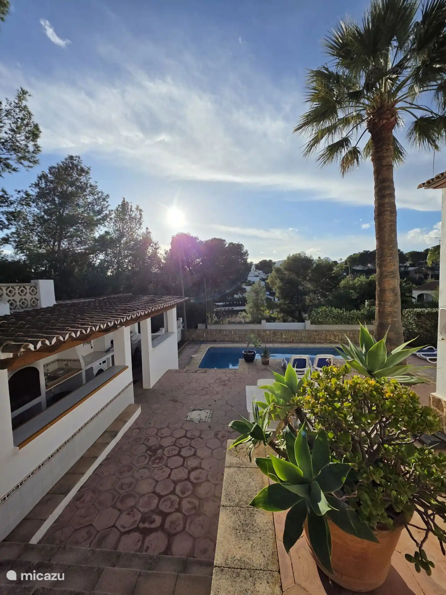 Außenküche mit Grill, direkt am Pool