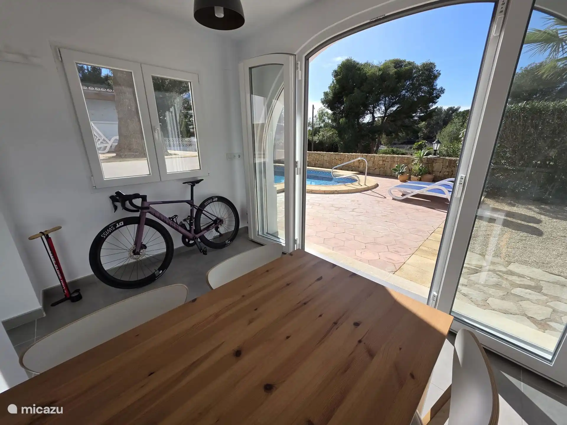 Essbereich mit direktem Zugang zum Pool. Beide Fenster können geöffnet werden und sorgen für ein fantastisches Außengefühl