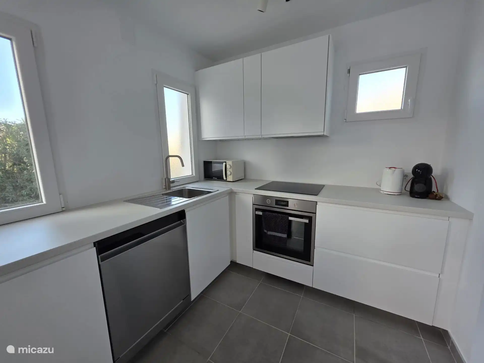 Brandneue, voll ausgestattete Küchenspülmaschine, Mikro, Ofen, Wasserkocher, Kaffeemaschine, Induktionskof, großer Gefrierschrank und Kühlschrank