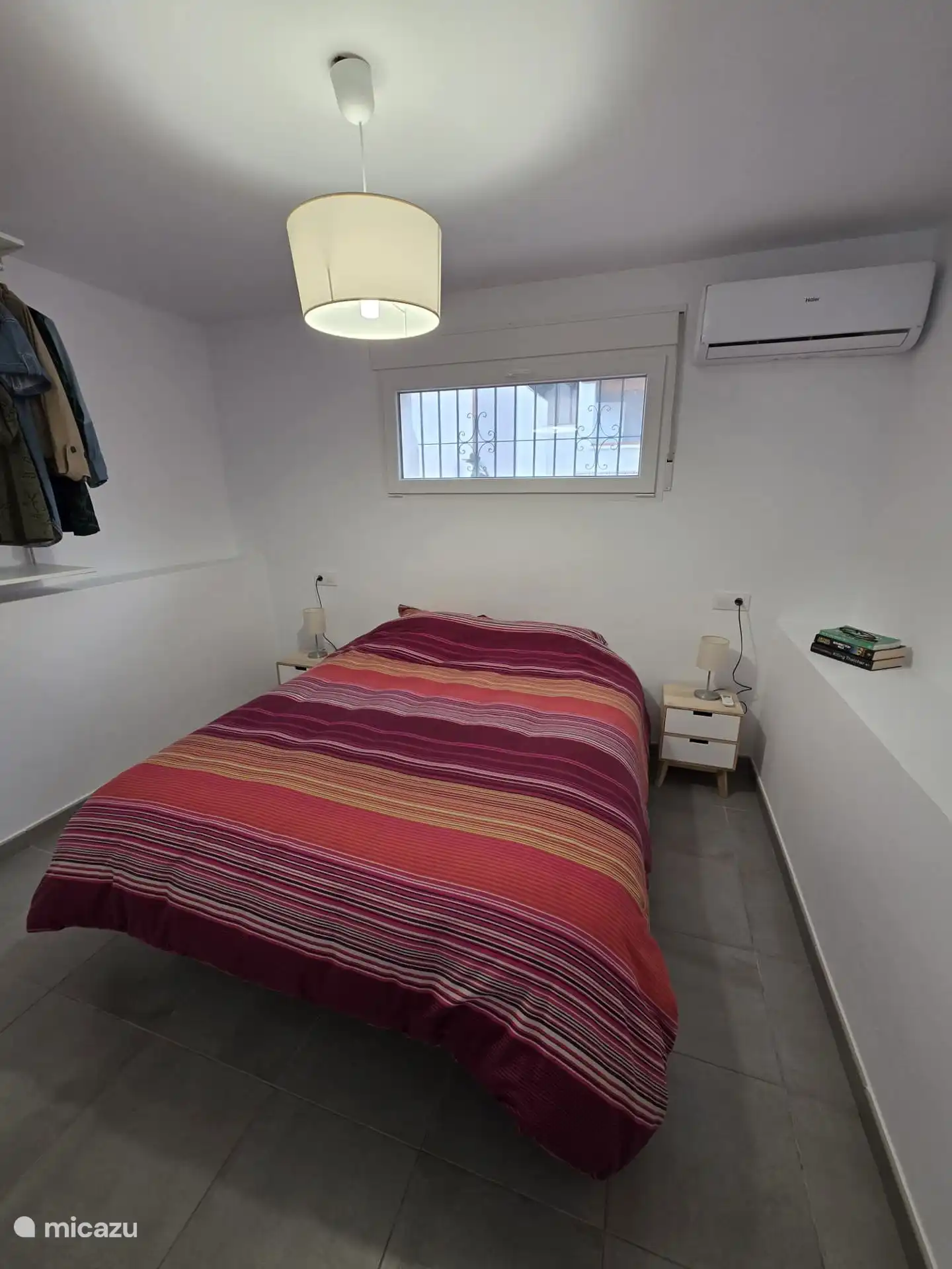 Großes Schlafzimmer mit Doppelbett