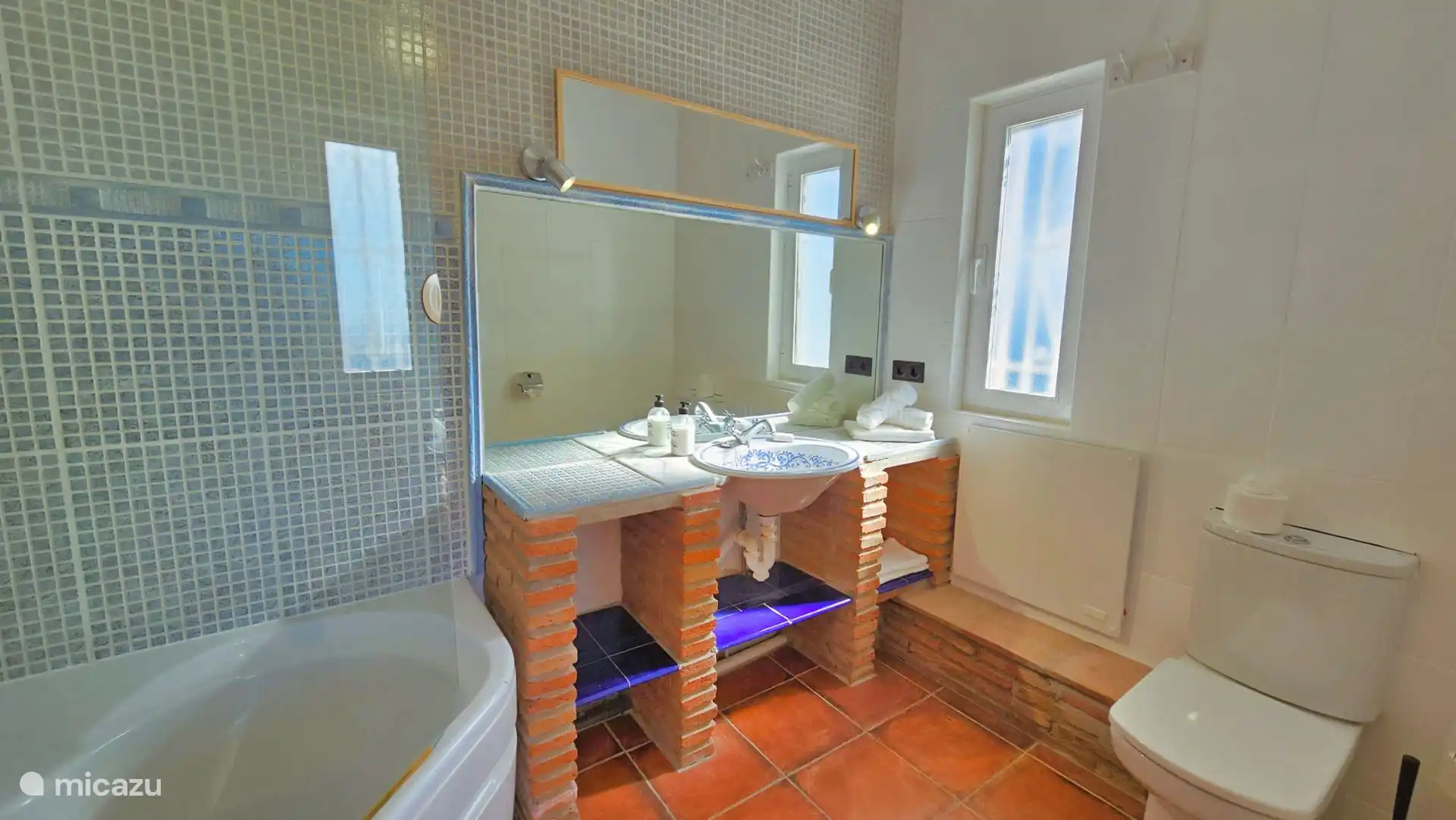 Badkamar 2 met ligbad