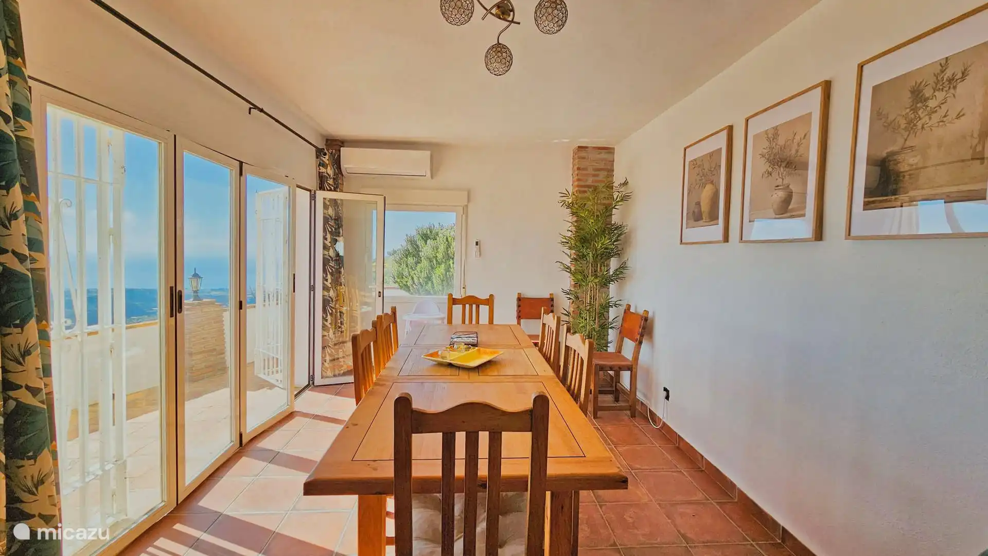 Eetkamer met toegang tot grote terras met zeezicht