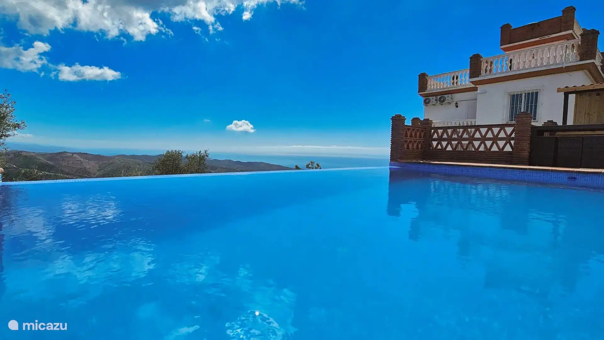 Infinitypool met wijds uitzicht over zee