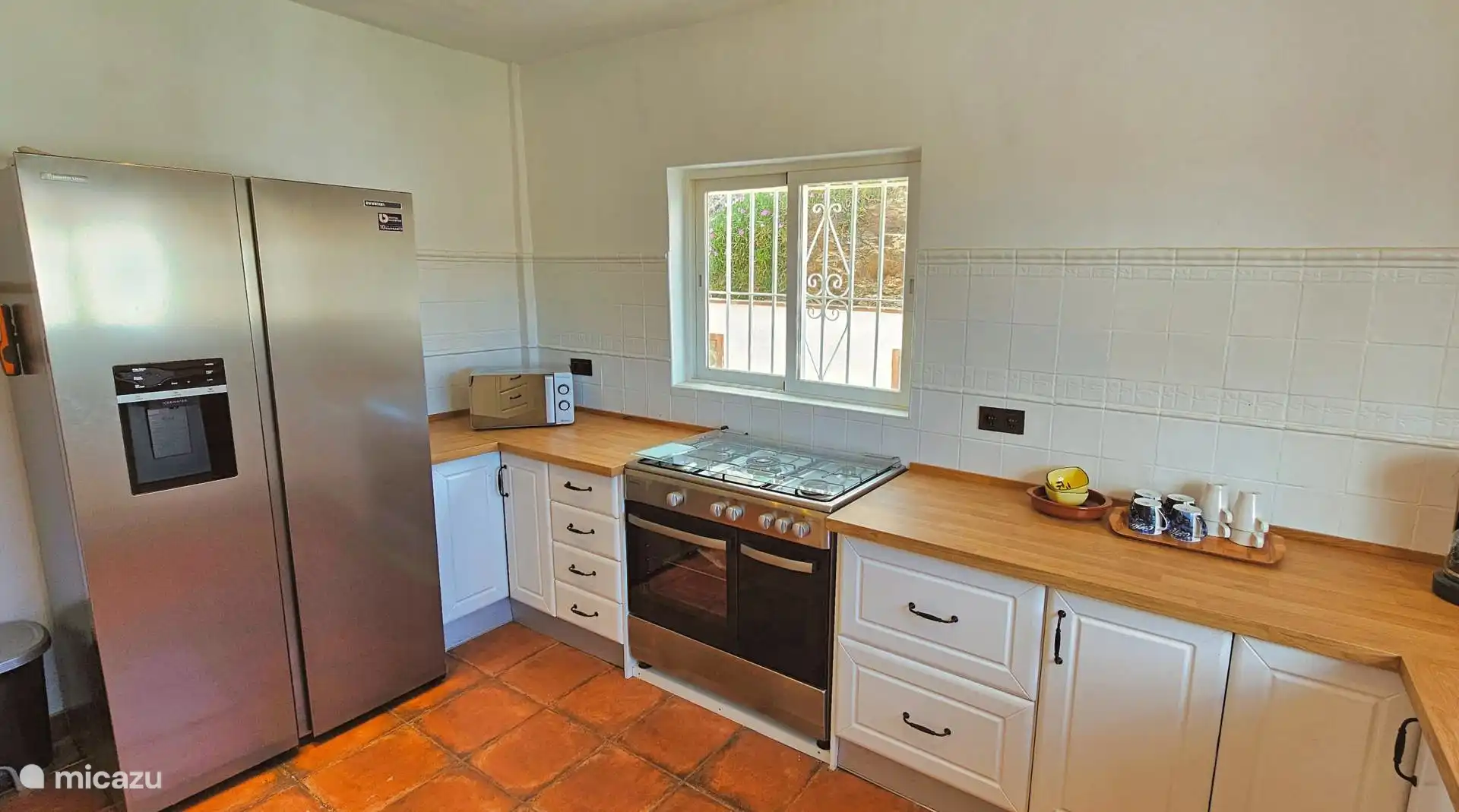 Grote keuken met amerikaanse koelkast