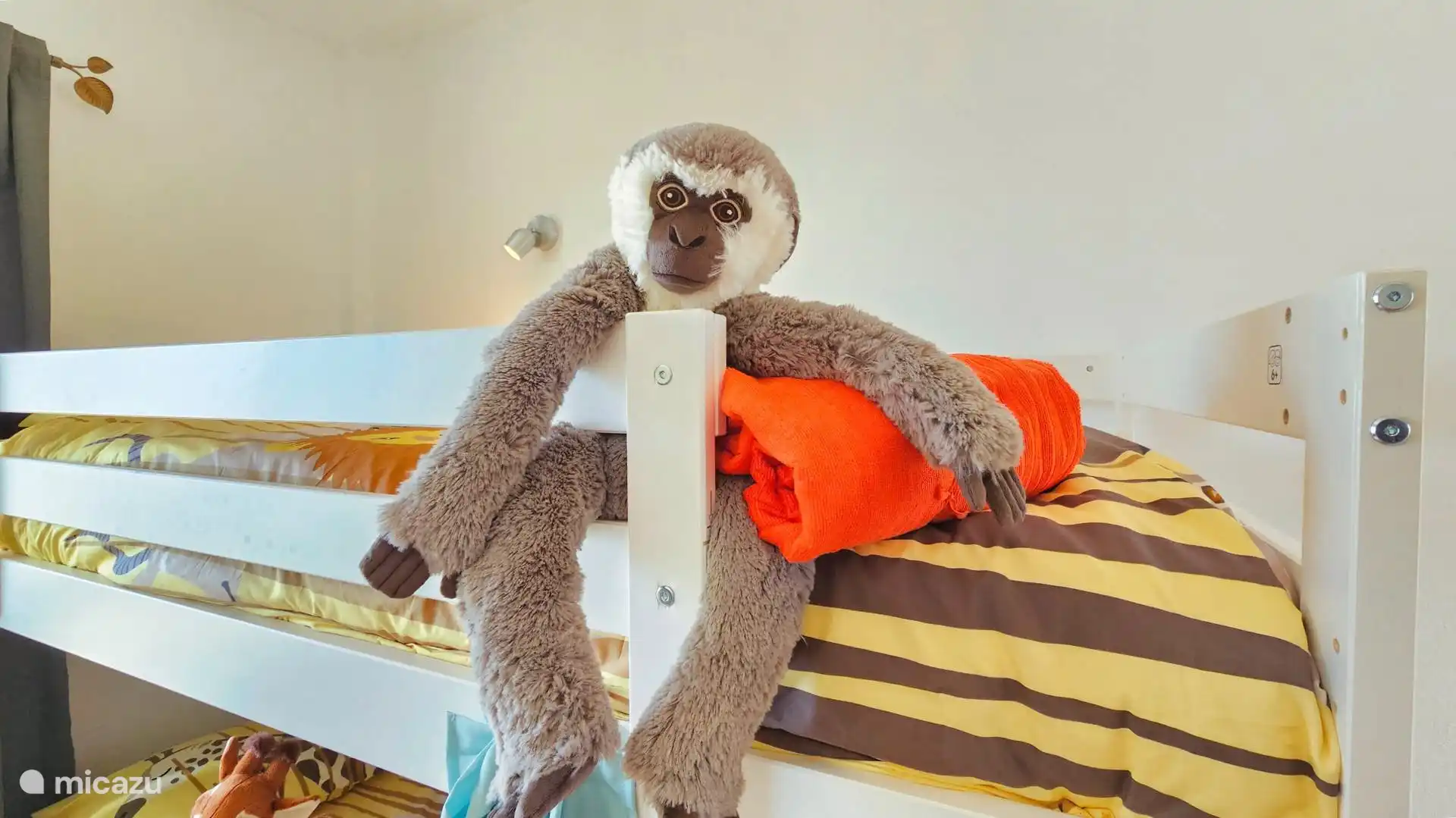 Kinderkamer met los bed en stapelbed