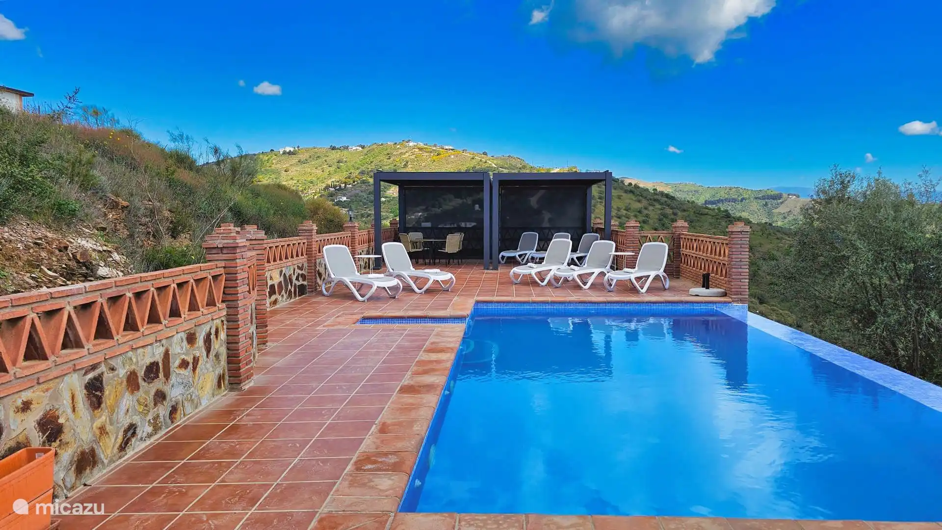 Lounge terras met overkapping en bbq